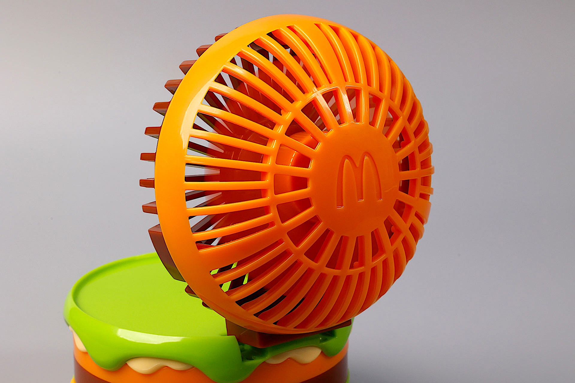 机に置いたときに、少し上向きに角度が調整できるのは何気にありがたい