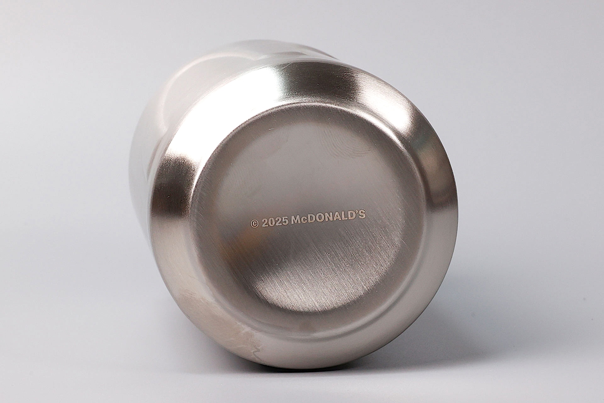 底面側にはコピーライトが記載されている