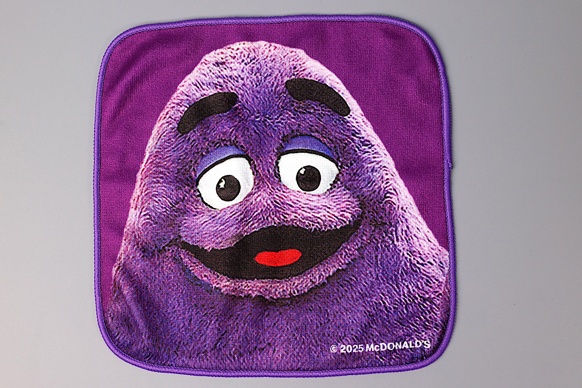 こちらはグリマスが描かれたタオル