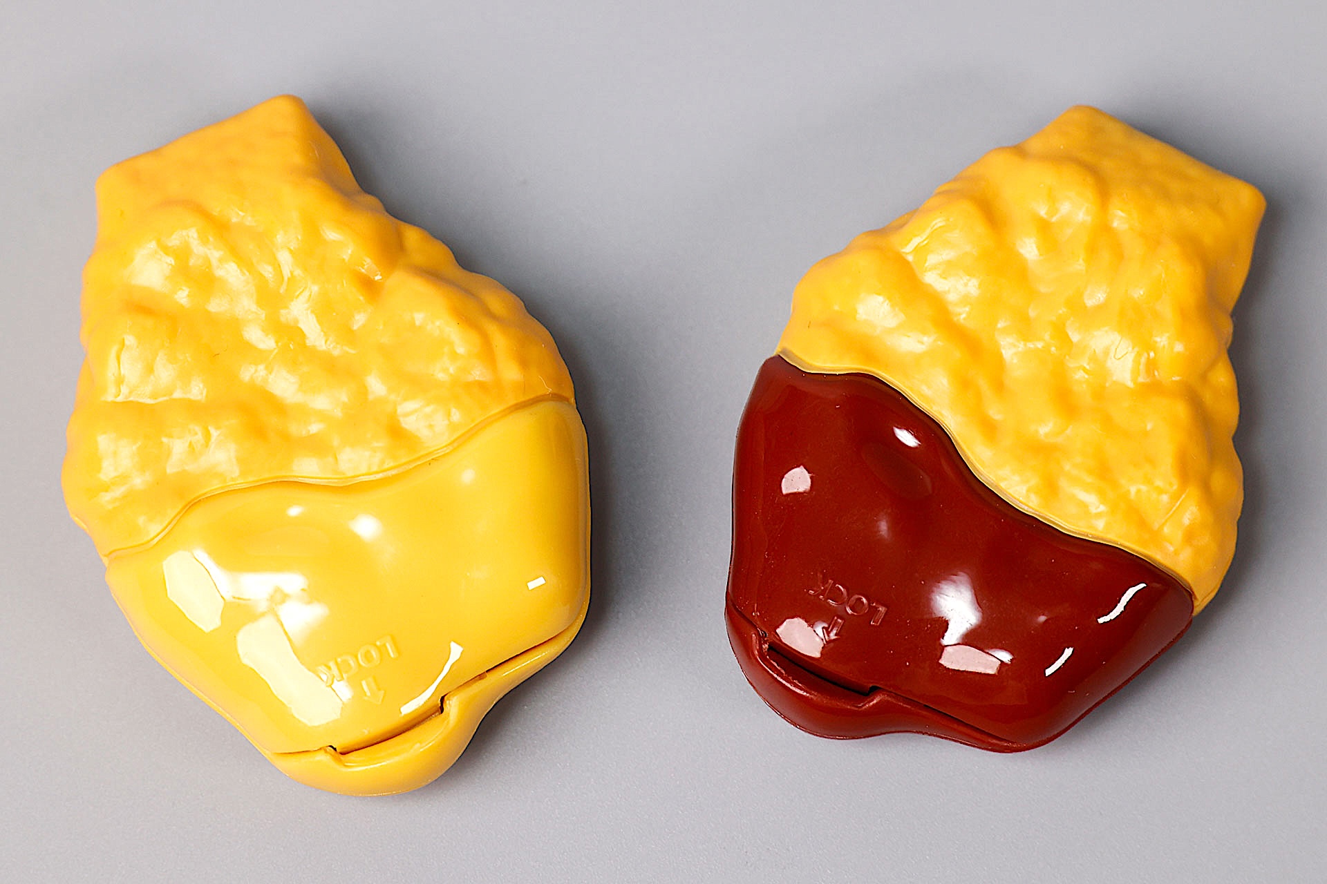 「LOCK」と書かれているところから開けよう