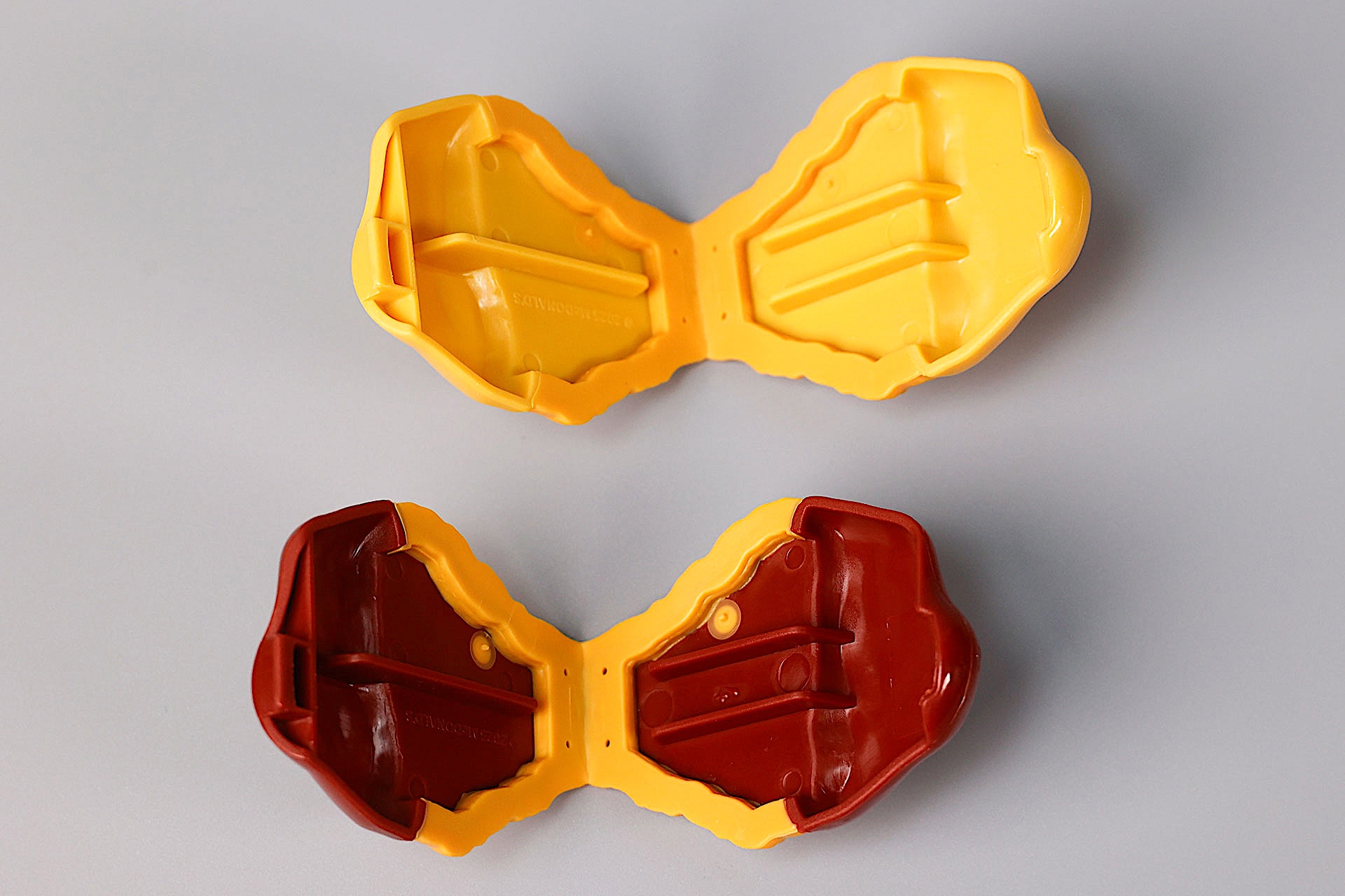 こちらはロックを外して開いたところ