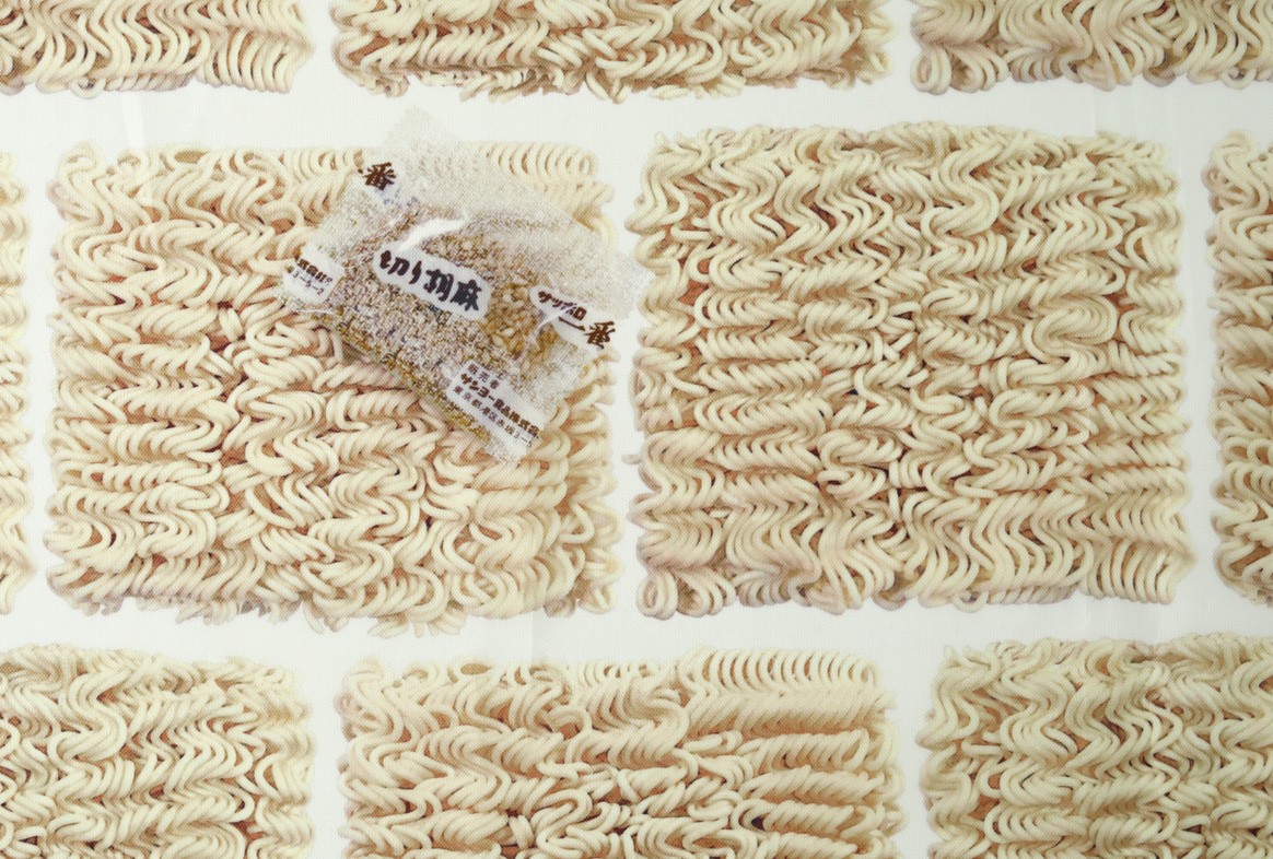 「麺」がデザインされた総柄に