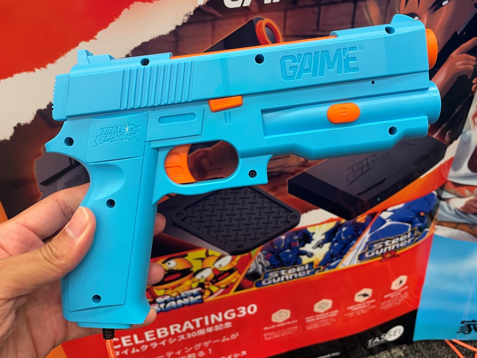 青いガンコンは海外版。日本版は黒いカラーリングとなる