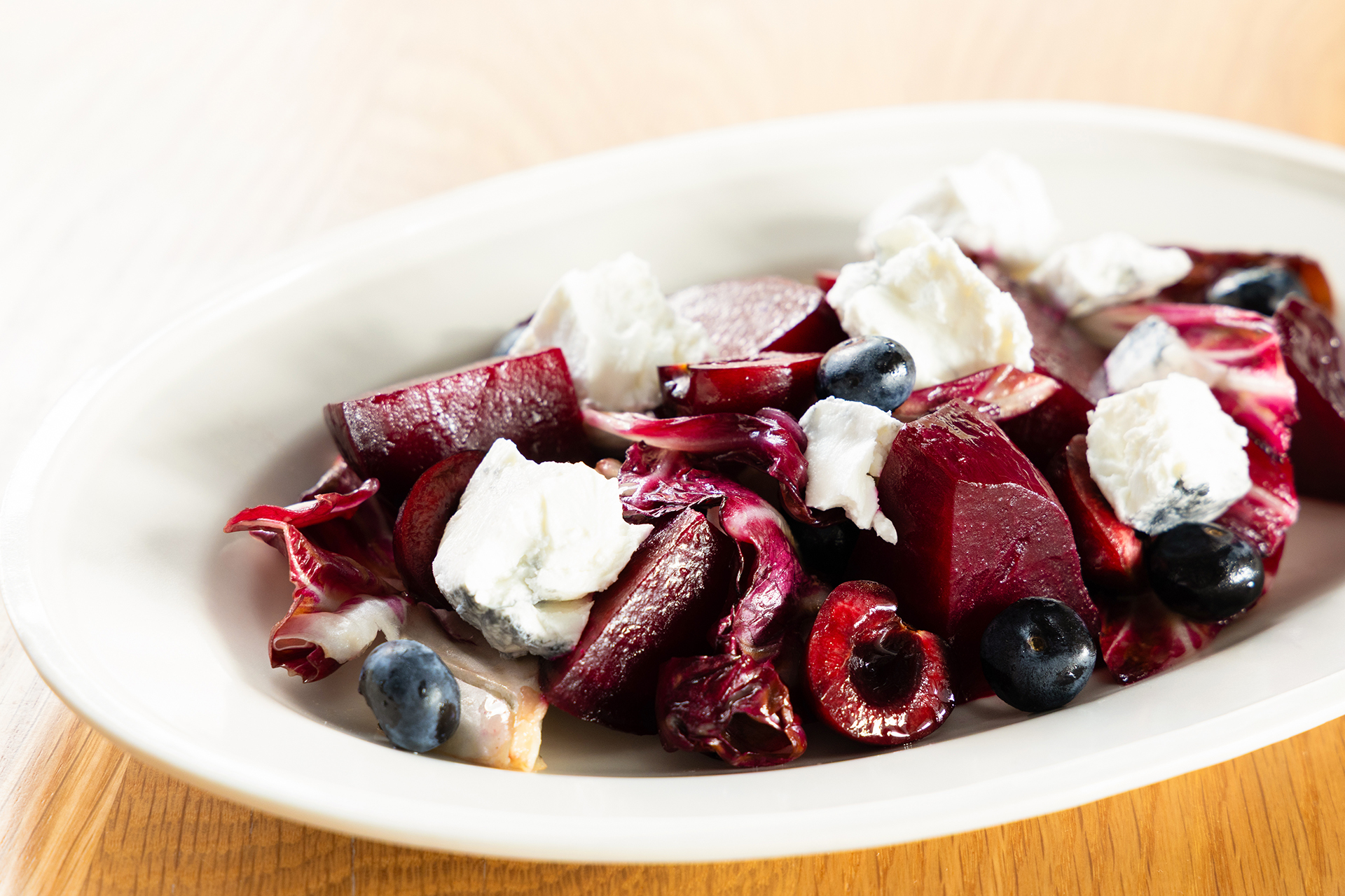 ヤギのチーズとレッドビーツのサラダ1,500円（オルビー）