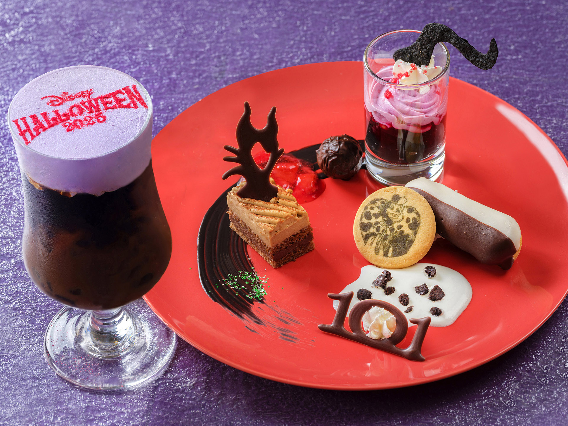 スペシャルデザートセット 2,280円<br />東京ディズニーランド「センターストリート・コーヒーハウス」※14時～17時の販売となります。