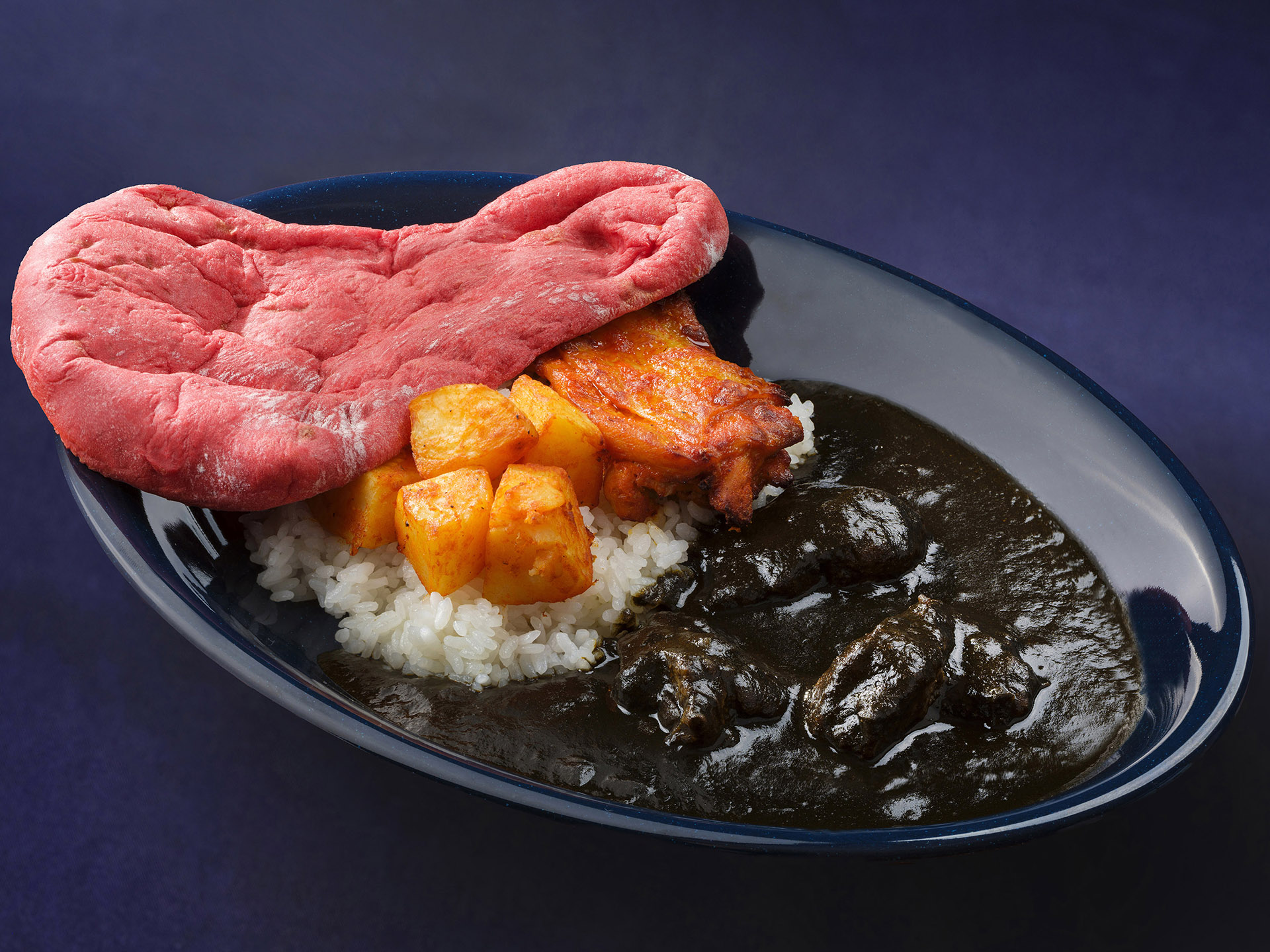 スペシャルビーフカリー、タンドリーチキン添え（辛口） 1,580円<br />東京ディズニーシー「カスバ・フードコート」