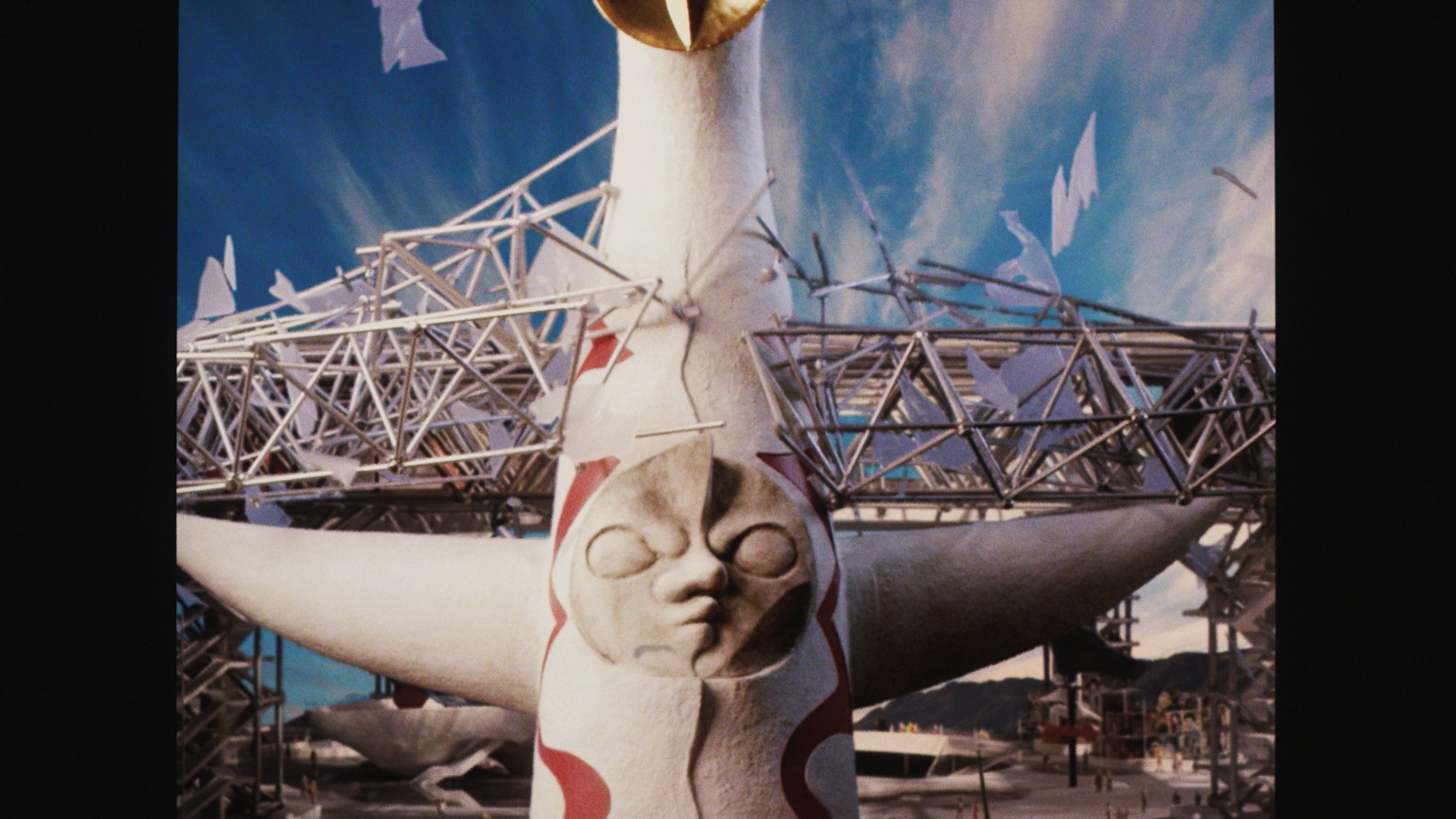 タローマンが繰り出すでたらめに注目だ