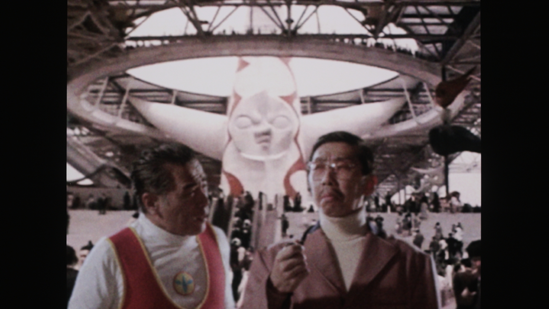 タローマンが繰り出すでたらめに注目だ