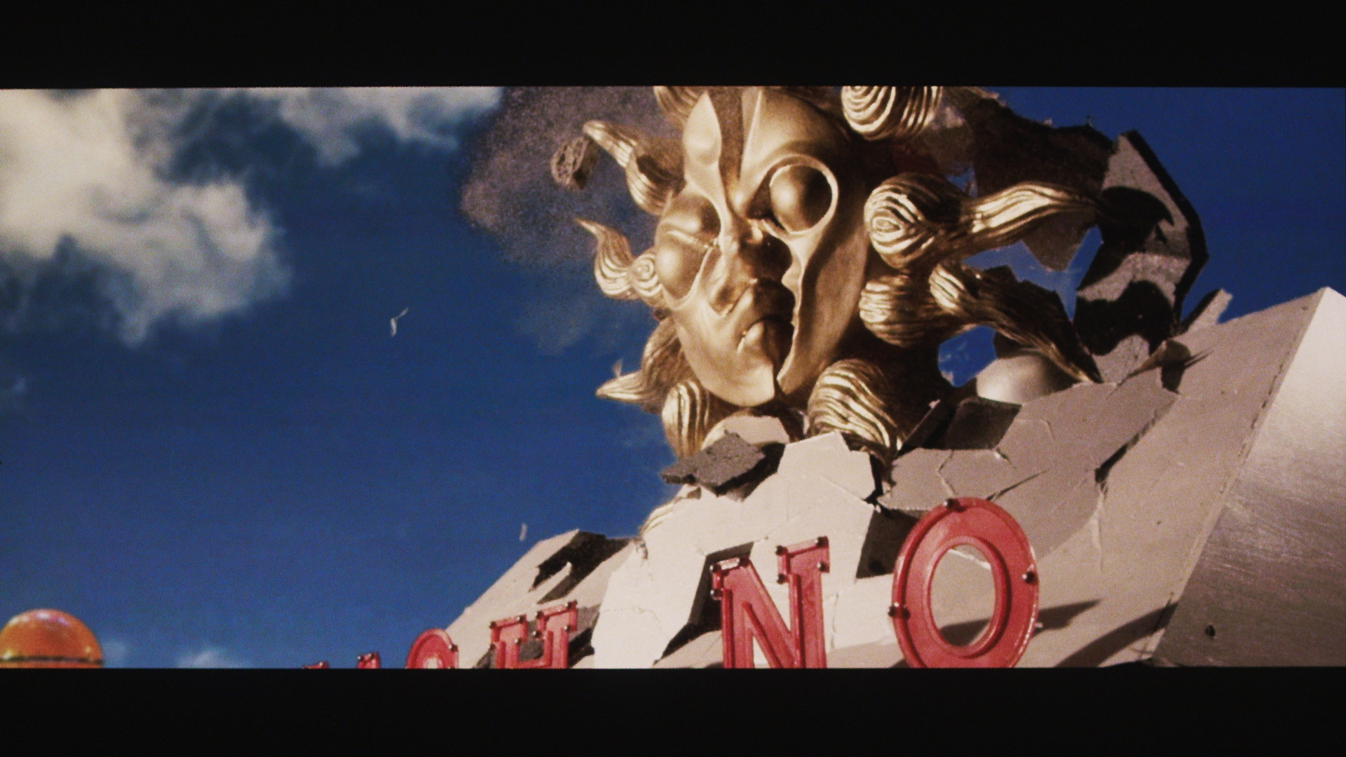 タローマンが繰り出すでたらめに注目だ