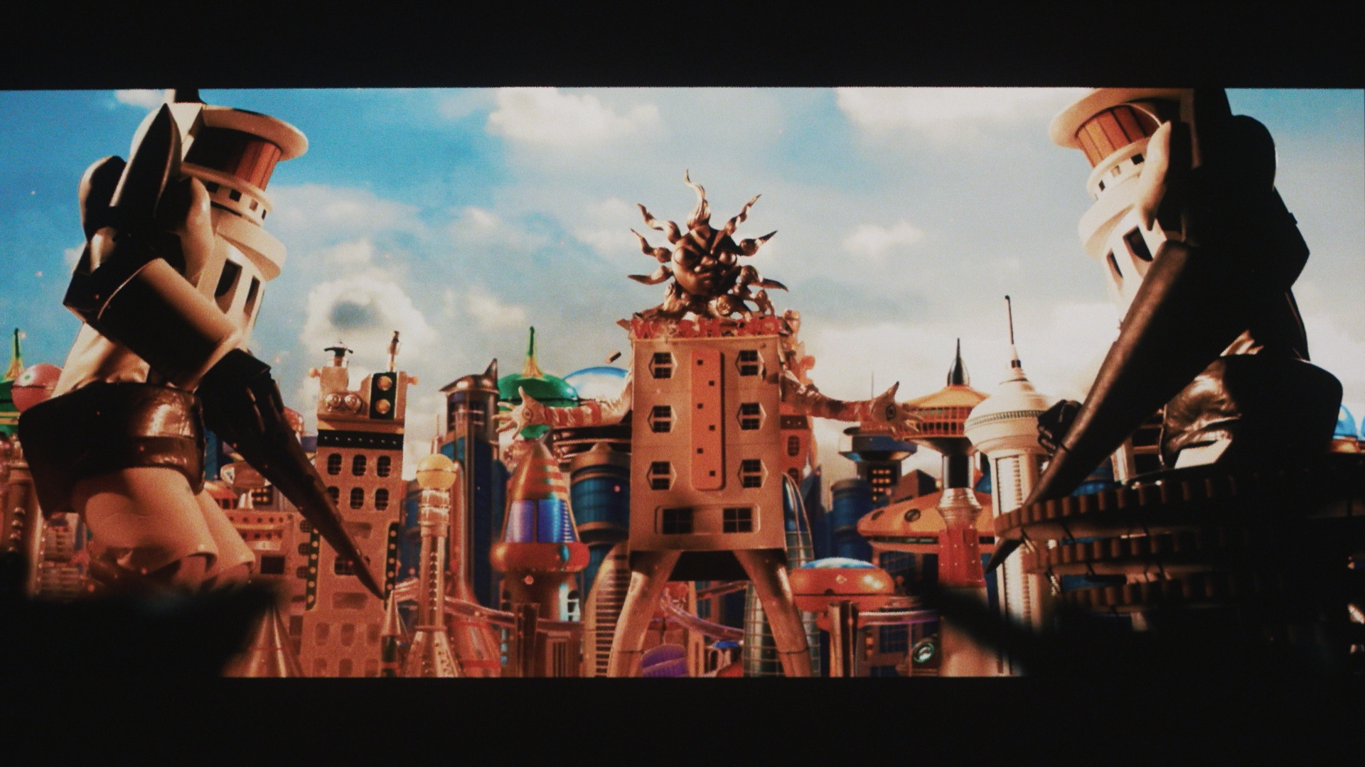 タローマンが繰り出すでたらめに注目だ