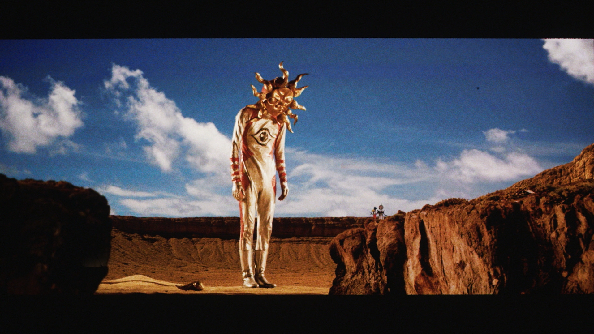 タローマンが繰り出すでたらめに注目だ