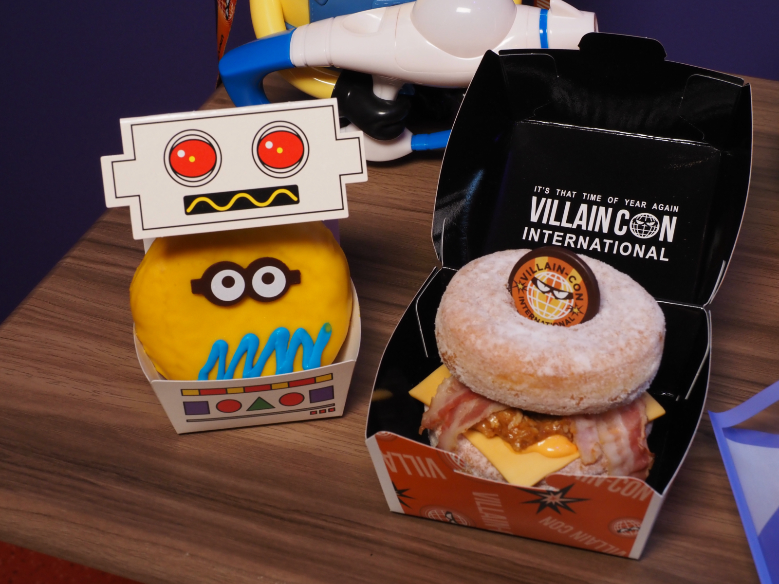 ミニオン・ドーナツ～バナナクリーム～（左）、大悪党のためのドーナツ・バーガー～BBQポーク＆ベーコン～（右）