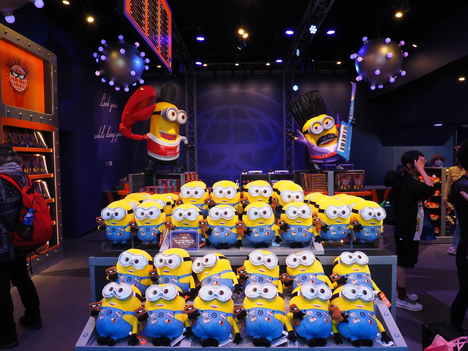 新ショップ「イーブル・スタッフ」は、アトラクション体験後すぐに寄ることができる