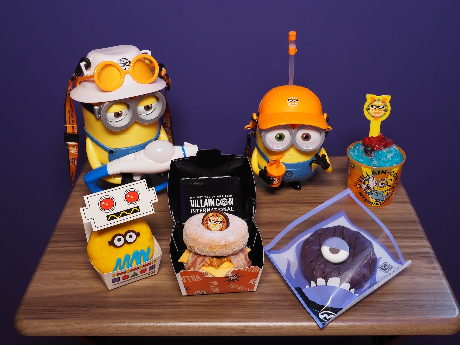 新しいスナックスタンド「イーブル・イーツ」やカートで販売されるフード