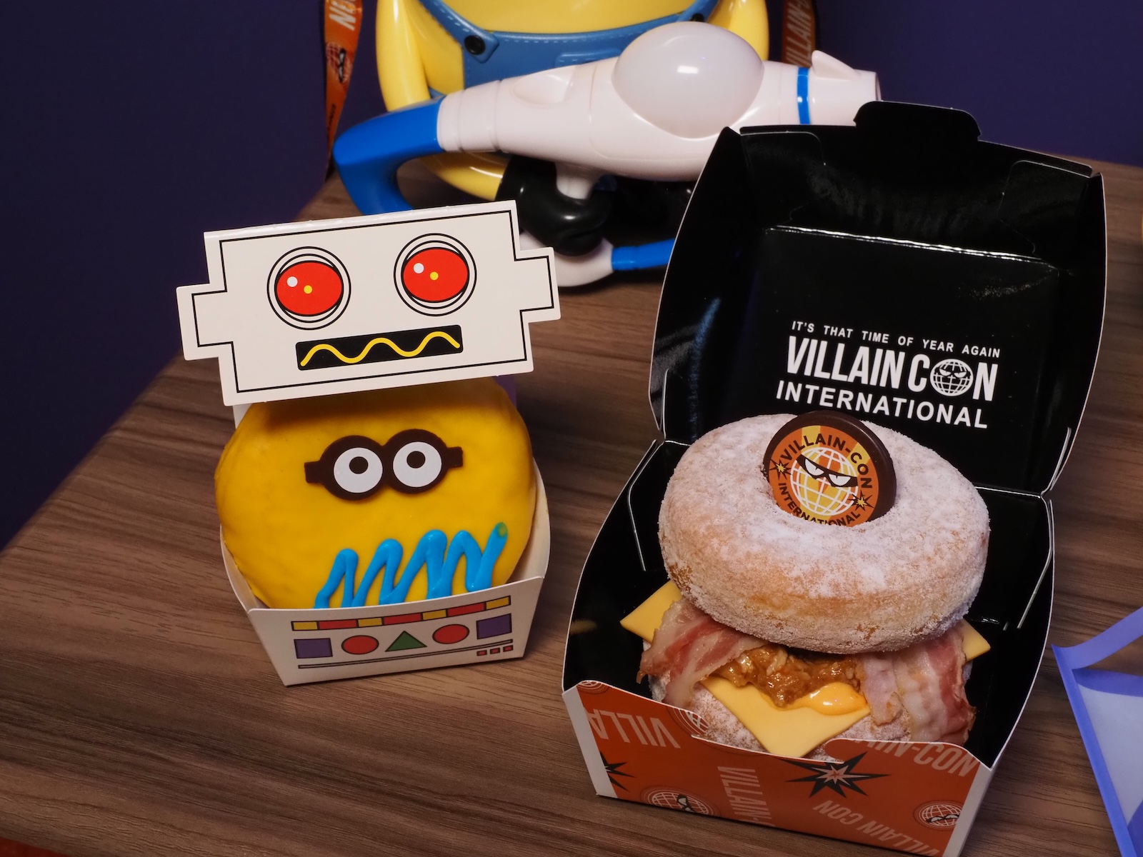 左が「ミニオン・ドーナツ 〜バナナクリーム〜（850円）」、右が「大悪党のためのドーナツ・バーガー（1,200円）」