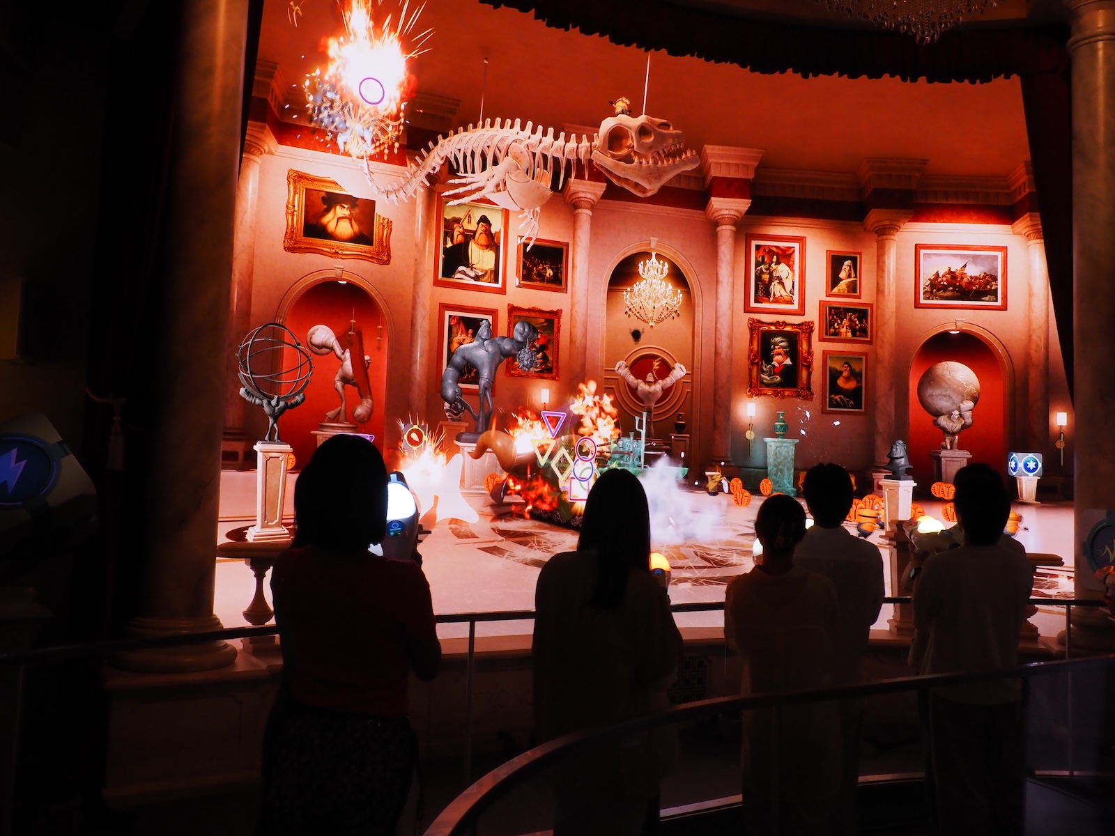 スクリーンに映し出されるヴィランやミニオン、アイテムを撃ちまくる