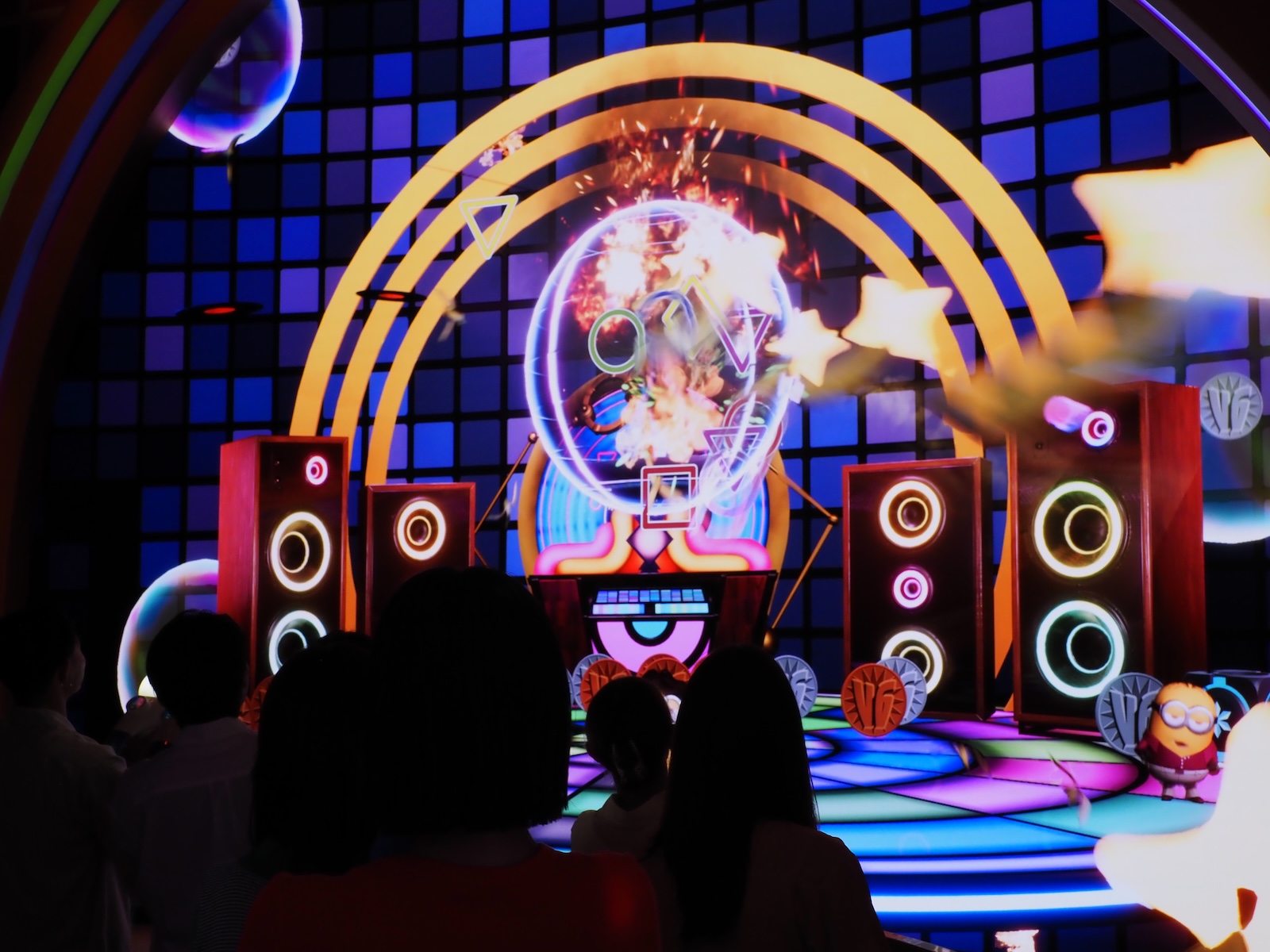 友人と一緒にヴィランを倒したり、どんどんポイントを稼いで高得点を目指そう！