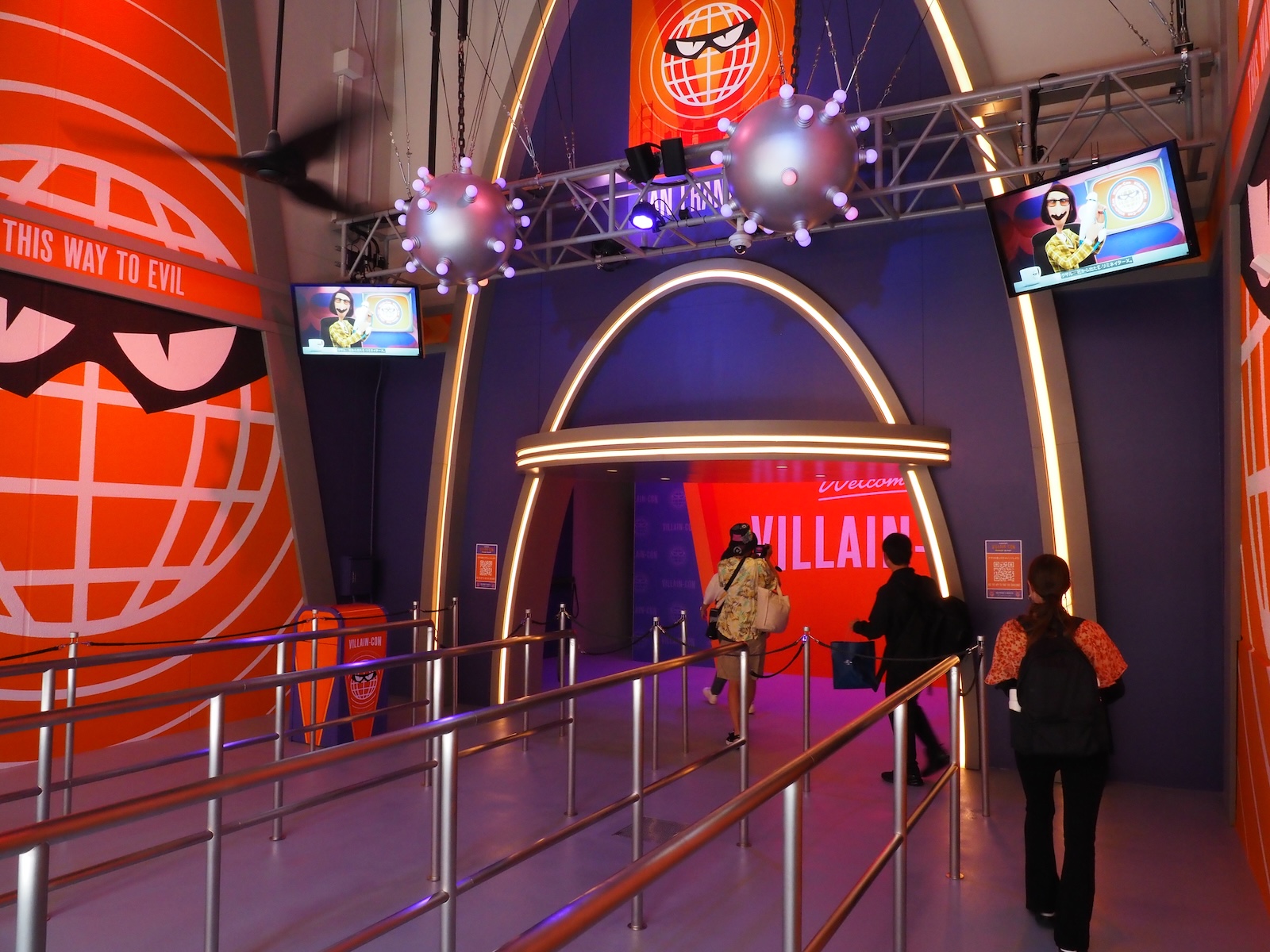 待ち列の装飾も非常に凝っている