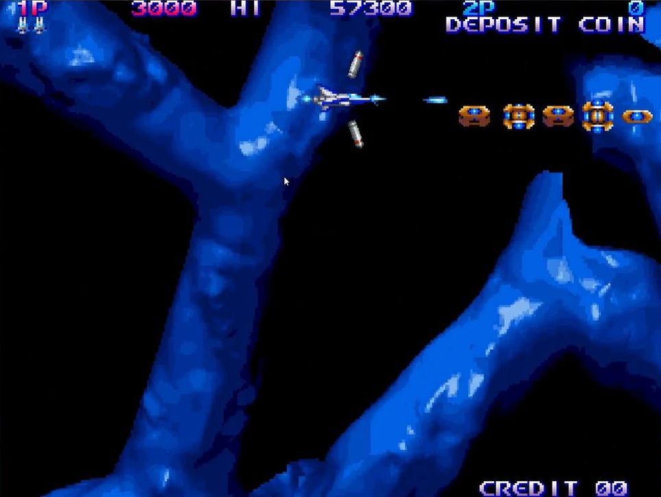 元祖「沙羅曼蛇」と同様、ステージ1の序盤は敵編隊を全滅させるとパワーアップアイテムが出現。写真のアイテムは自機の移動速度が上がるスピードアップ