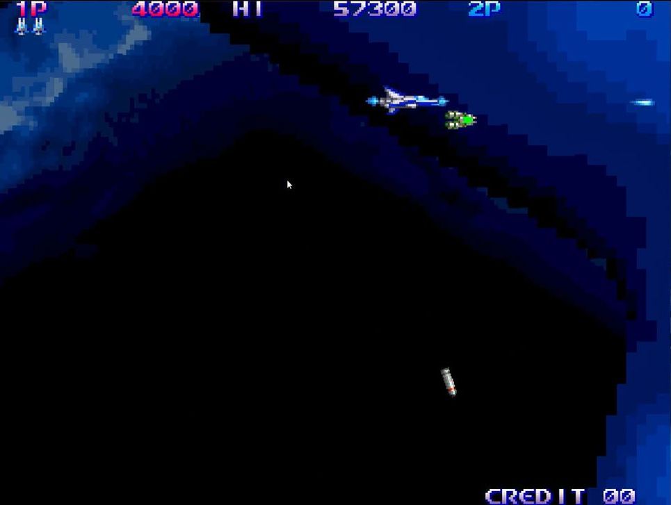 元祖「沙羅曼蛇」と同様、ステージ1の序盤は敵編隊を全滅させるとパワーアップアイテムが出現。写真のアイテムは自機の移動速度が上がるスピードアップ