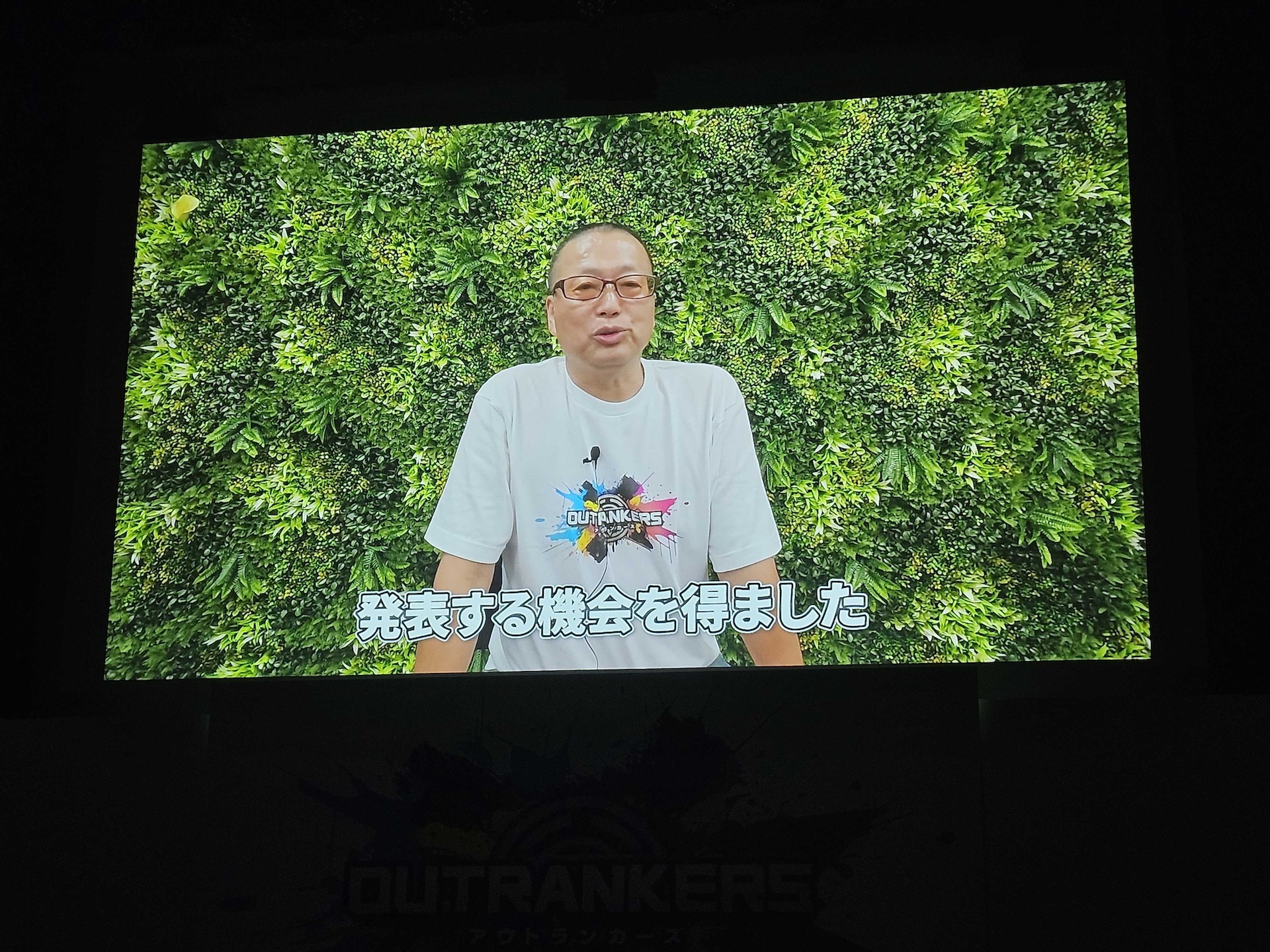 左から、コスプレイヤー 夏目まどかさん（クラリス衣装）、プロゲーマー 板橋ザンギエフ選手、女優・タレント 桃月なしこさん、声優 新井里美さん、コスプレイヤー 清水れいさん（リン衣装）