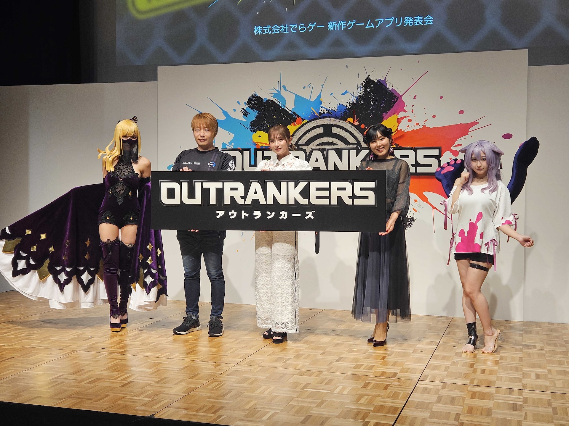 左から、コスプレイヤー 夏目まどかさん（クラリス衣装）、プロゲーマー 板橋ザンギエフ選手、女優・タレント 桃月なしこさん、声優 新井里美さん、コスプレイヤー 清水れいさん（リン衣装）