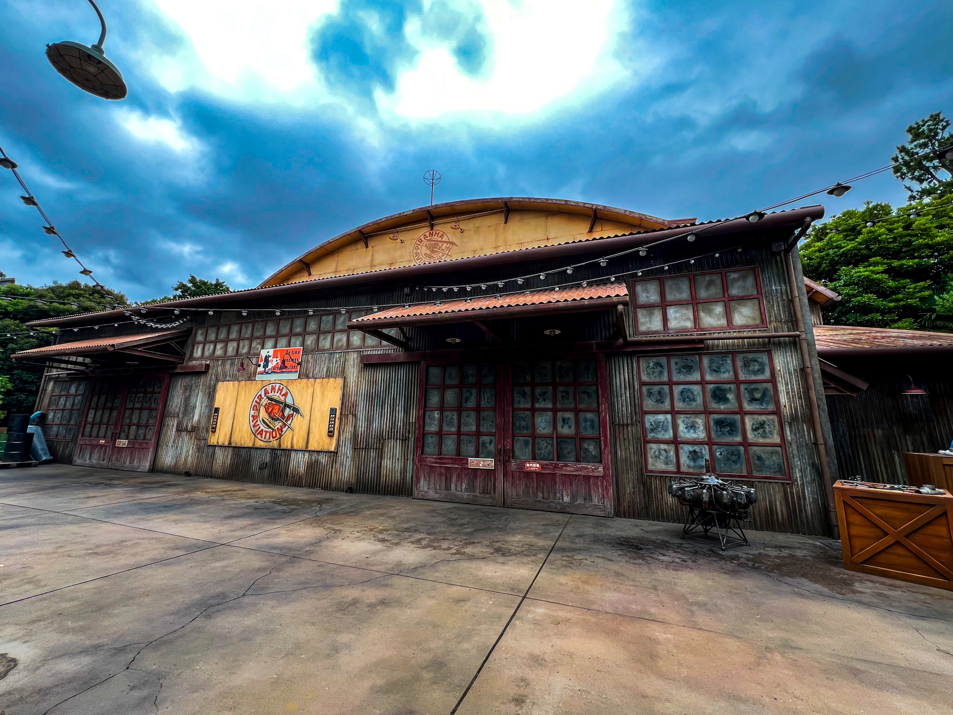 過去にロストリバーデルタに荷物を運んだとされるピラニア航空の格納庫（ハンガー）がステージとなる