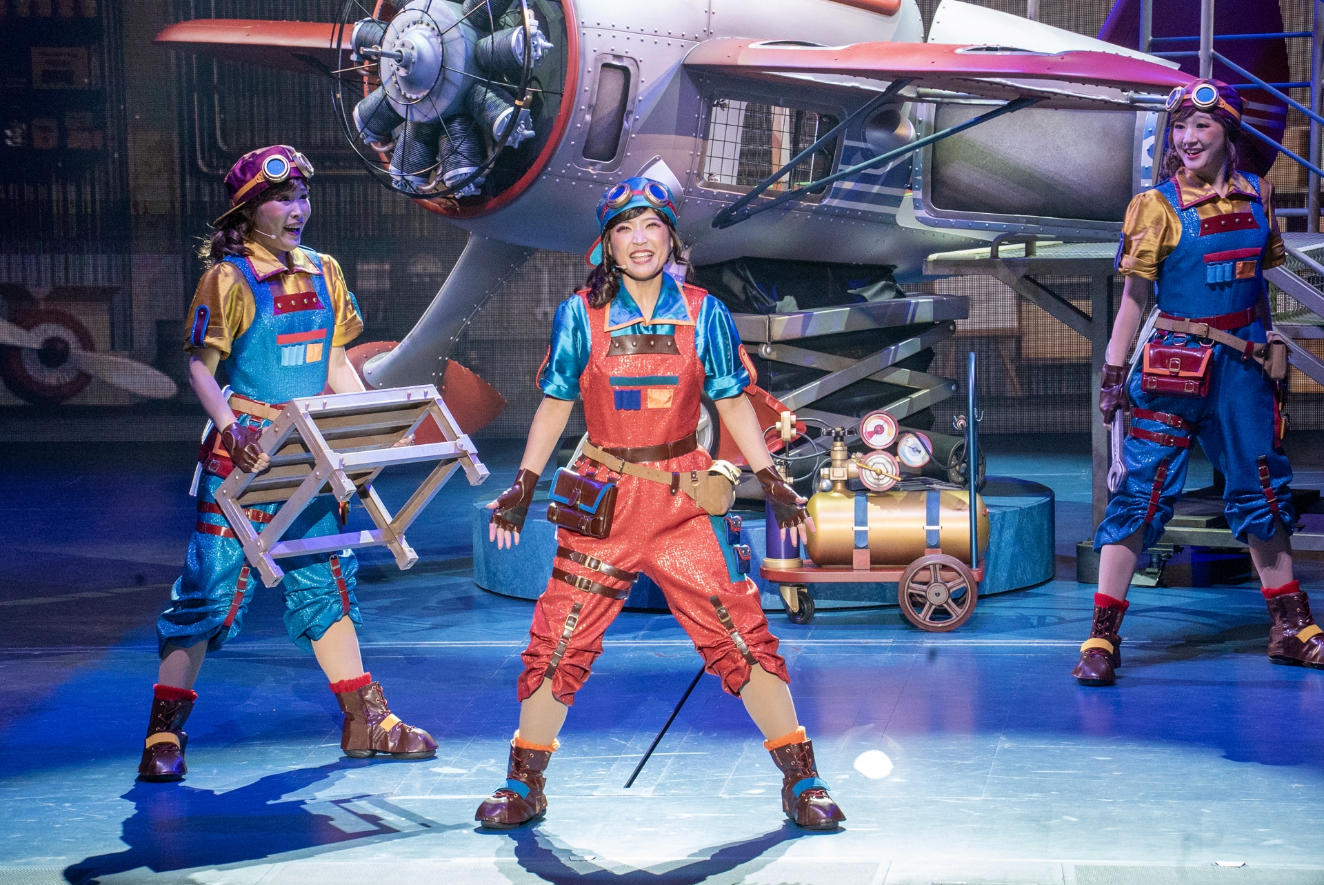 整備員さんたちも、ノリノリのダンスで飛行機作りを手伝うぞ