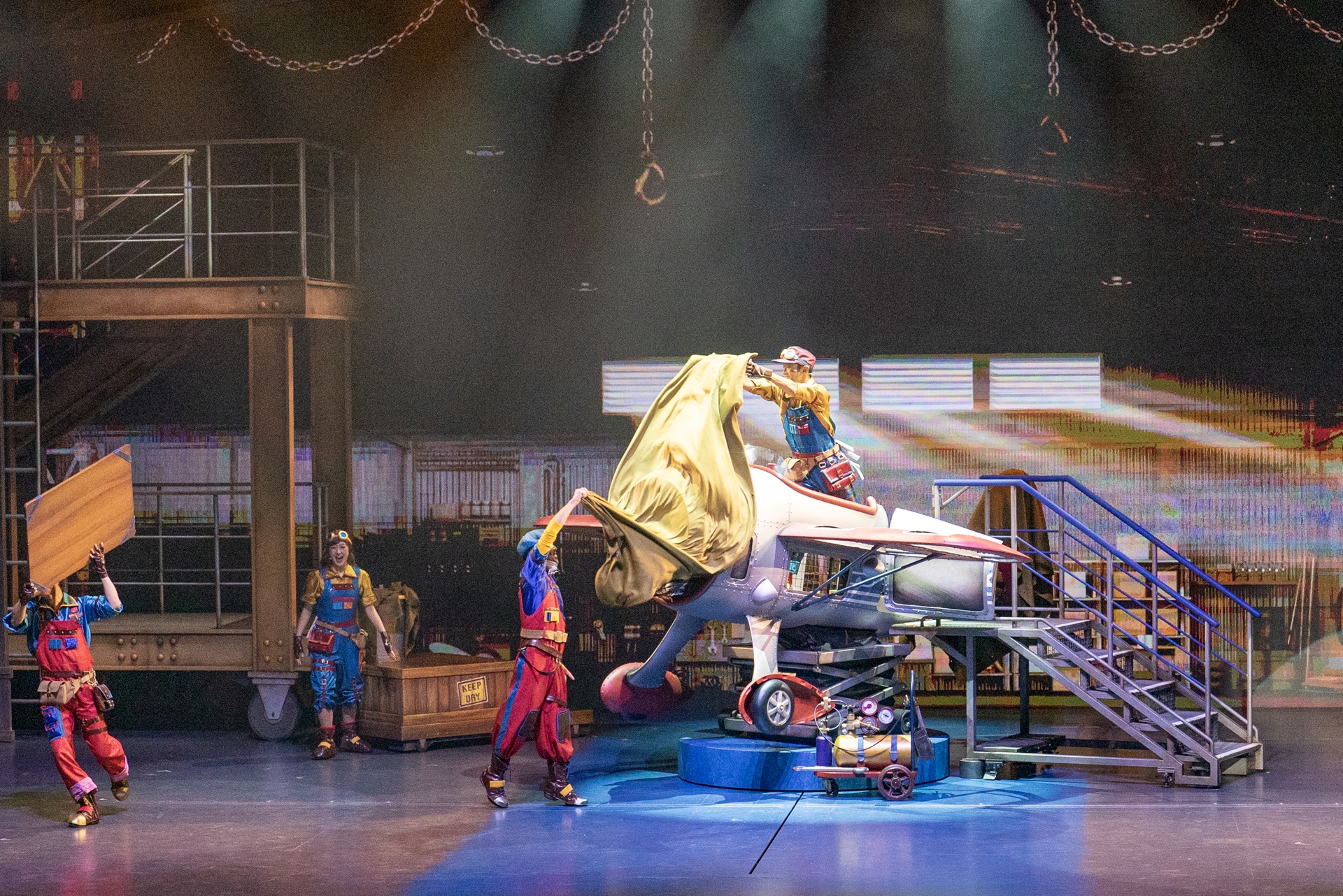 倉庫の奥から組み立て中の飛行機が登場