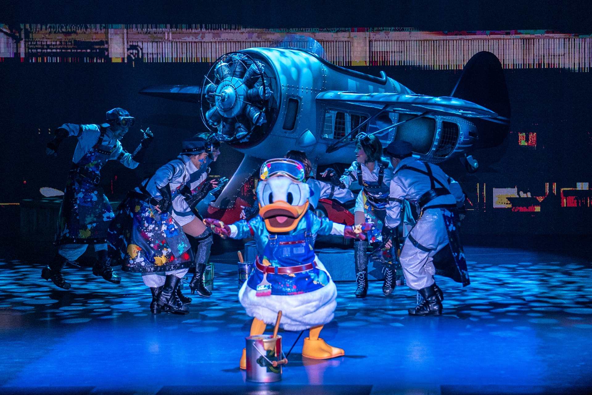 塗装係のドナルドが、ほかの塗装スタッフとともに登場！