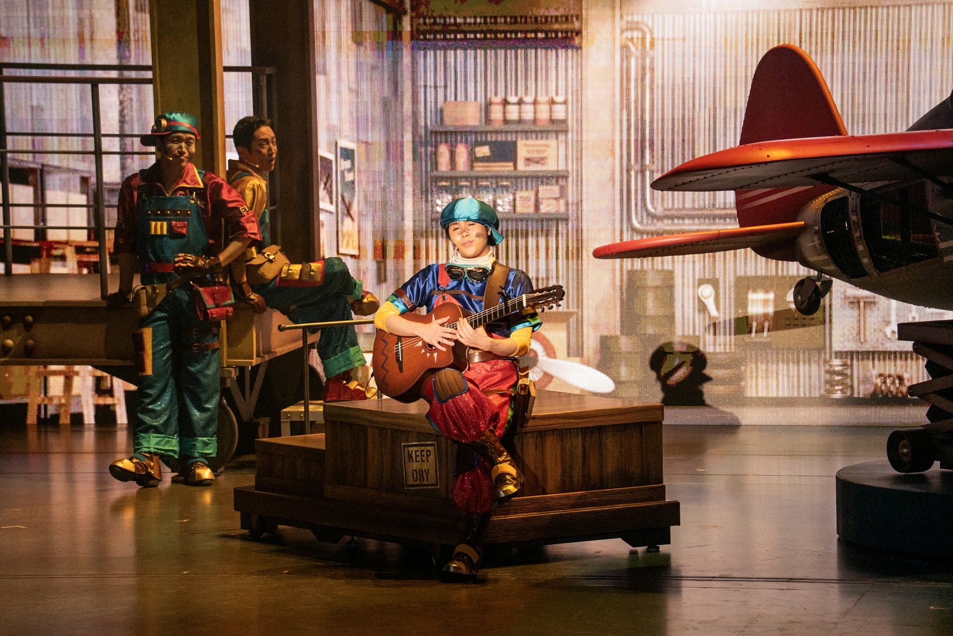 倉庫スタッフとは思えないギターテクニック