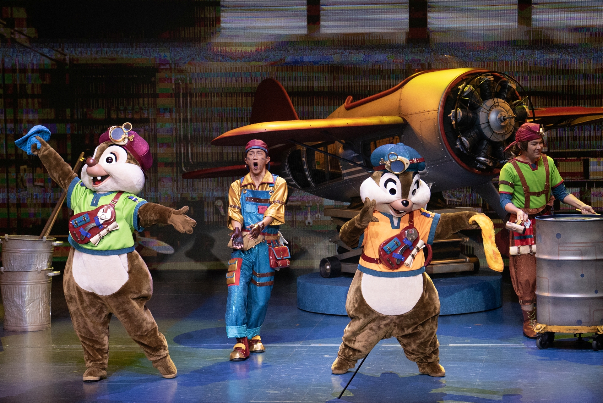 道具係のチップとデールも、楽しそうな雰囲気に誘われてやってきた