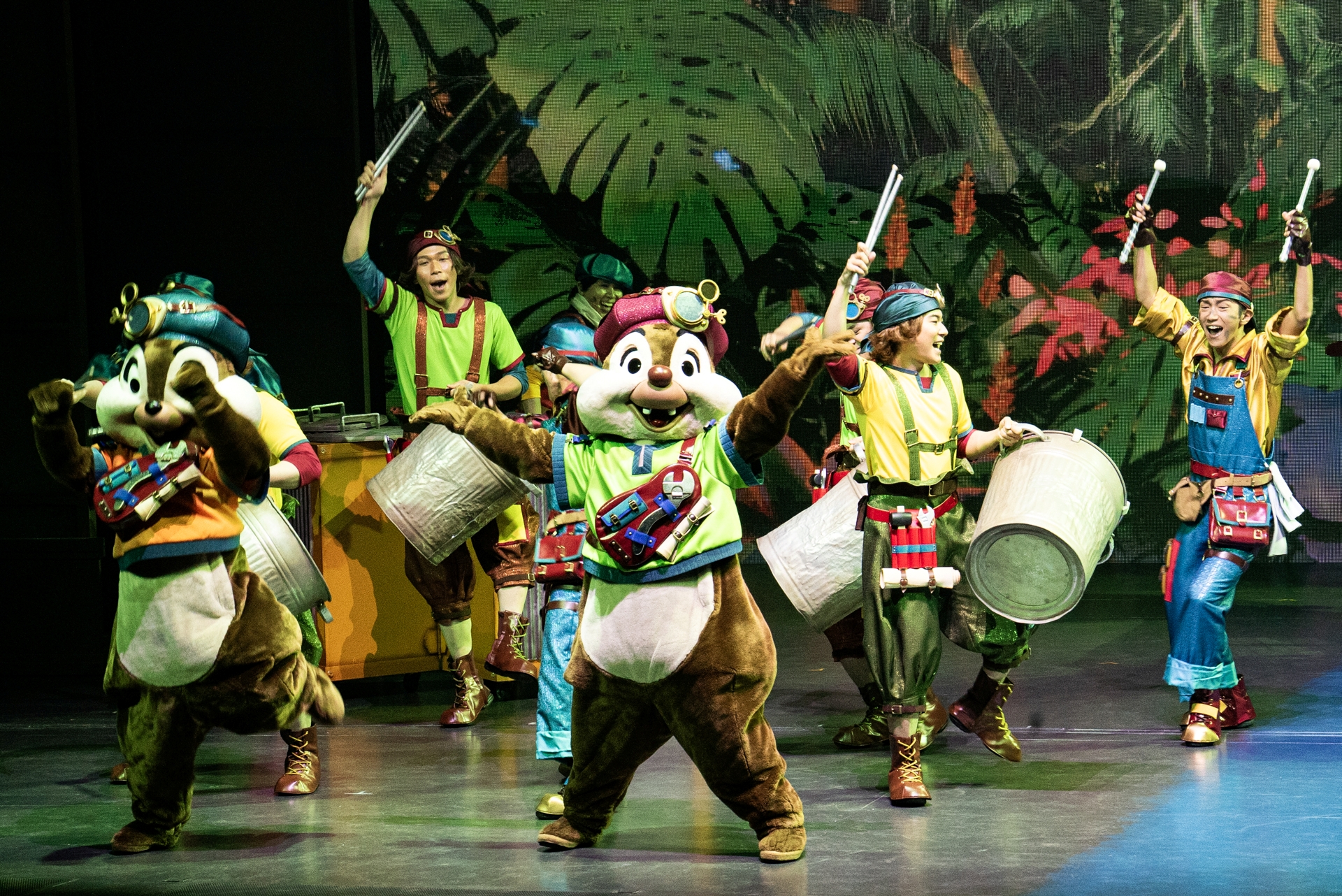 チップとデールもバケツなどを楽器にして踊りまくる！