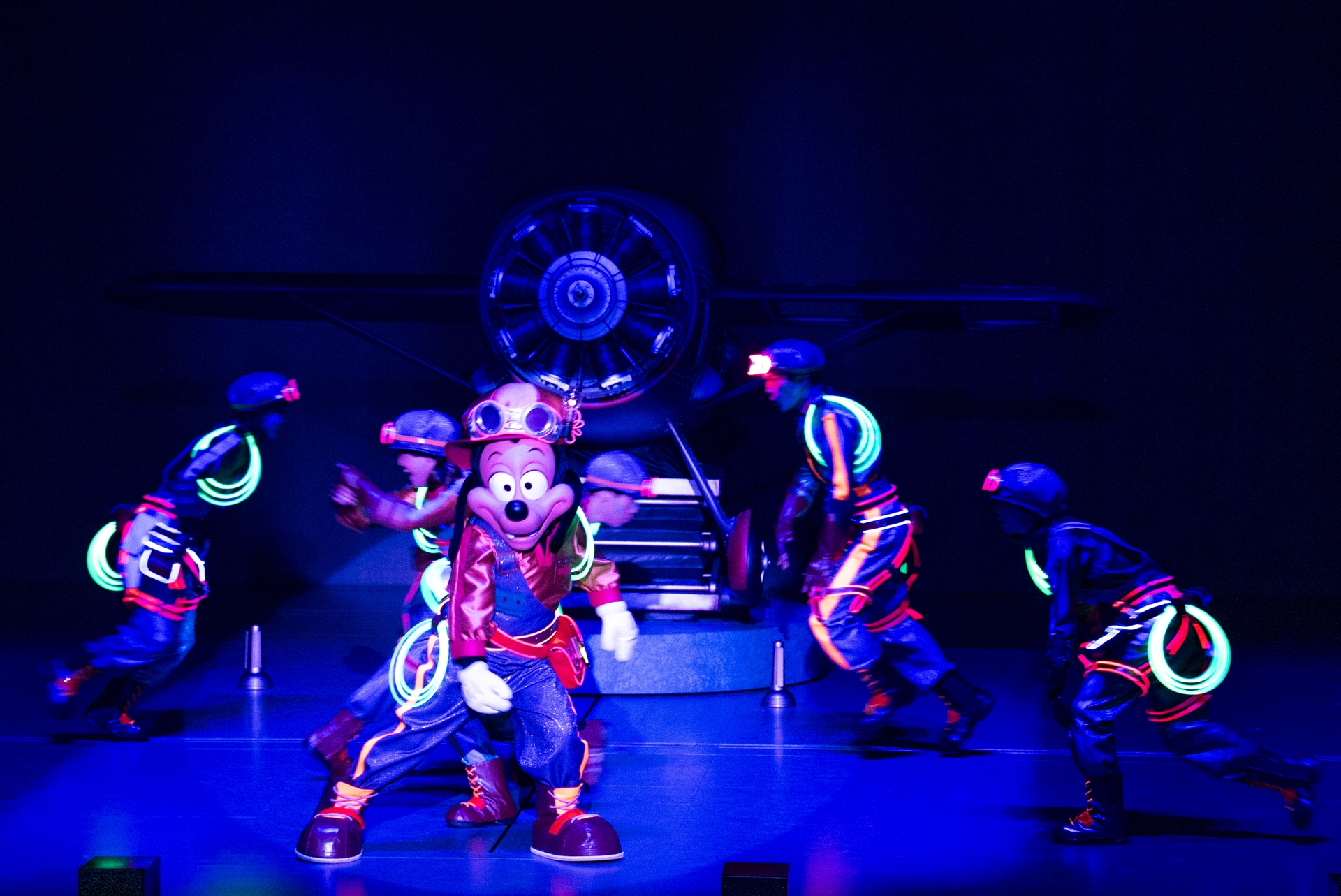 マックスと技師たちのストリートダンスは見物！　電飾にも注目だ！