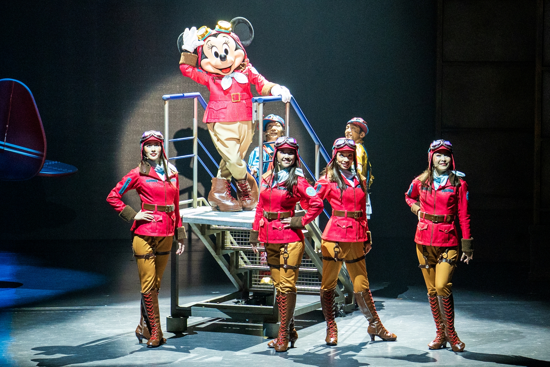 パイロットらしいポーズを決めるミニー