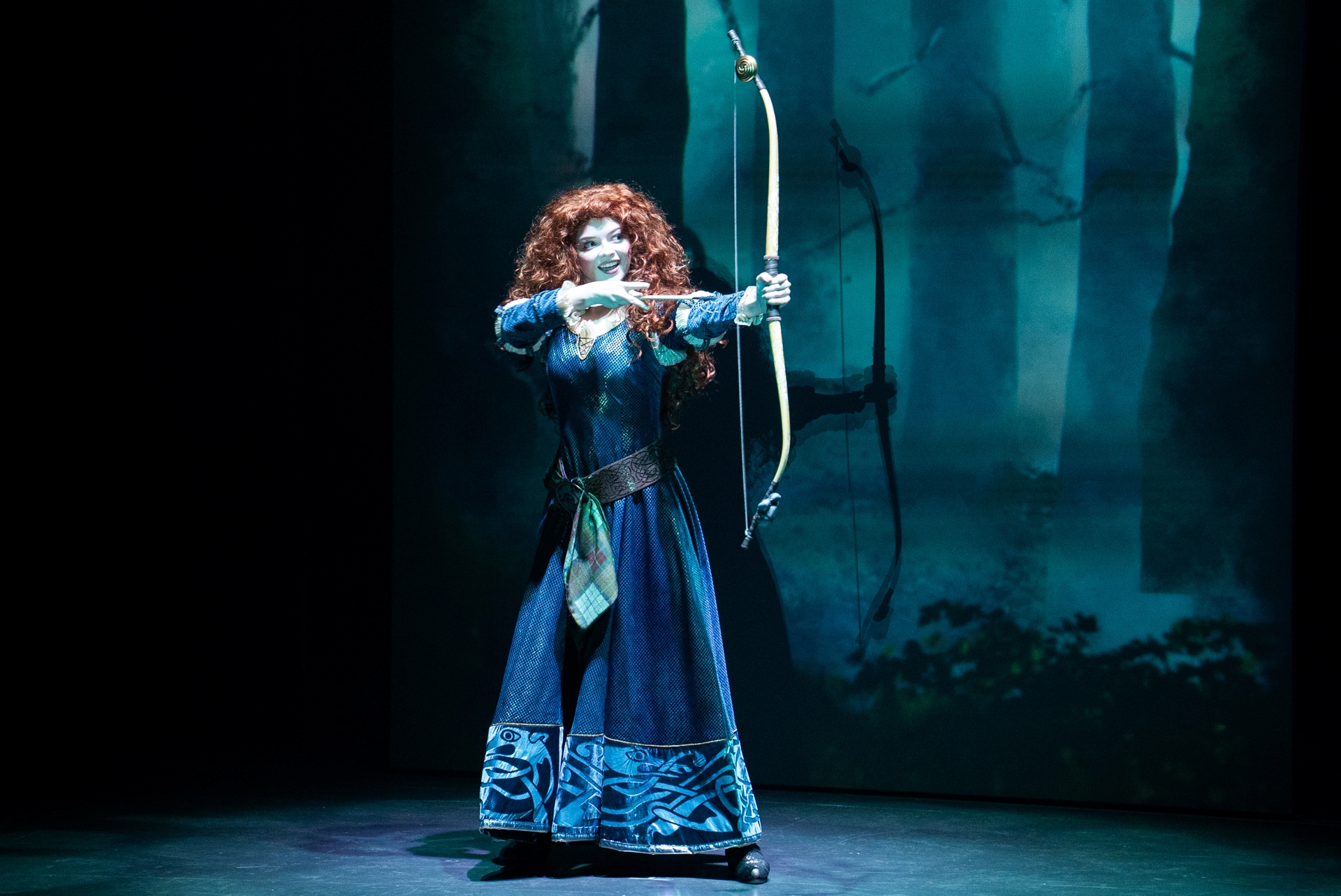 「メリダとおそろしの森」からメリダが登場し、会場はざわめく