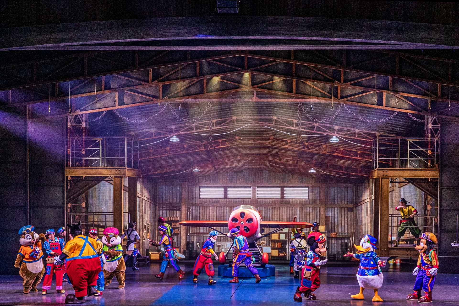 格納庫内を多数のキャストが踊るフィナーレは、一度じゃ全部見きれない！