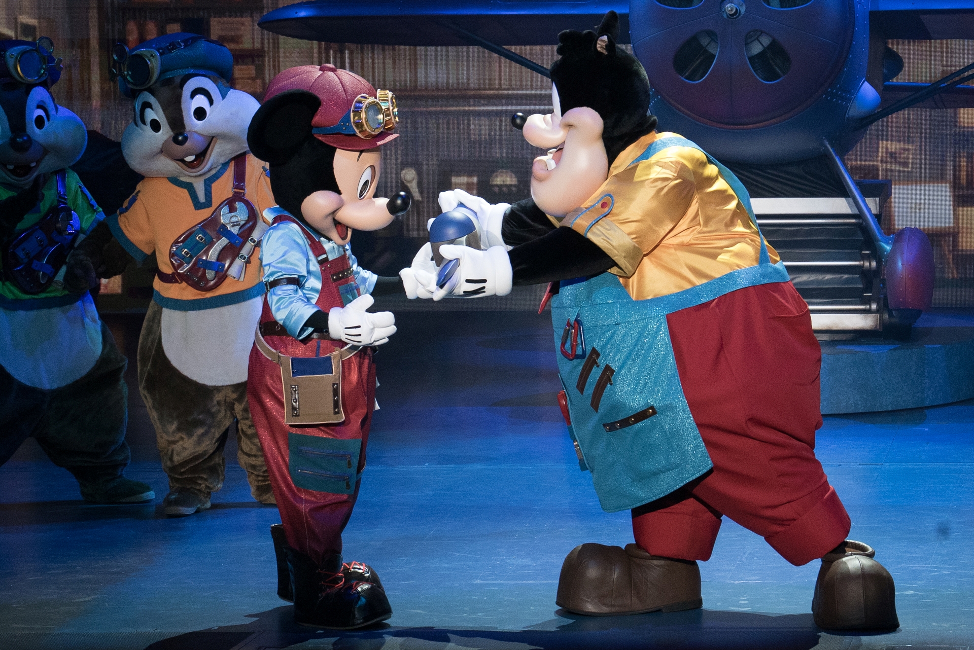 ピートからミッキーへ、最後のプロペラパーツが手渡される