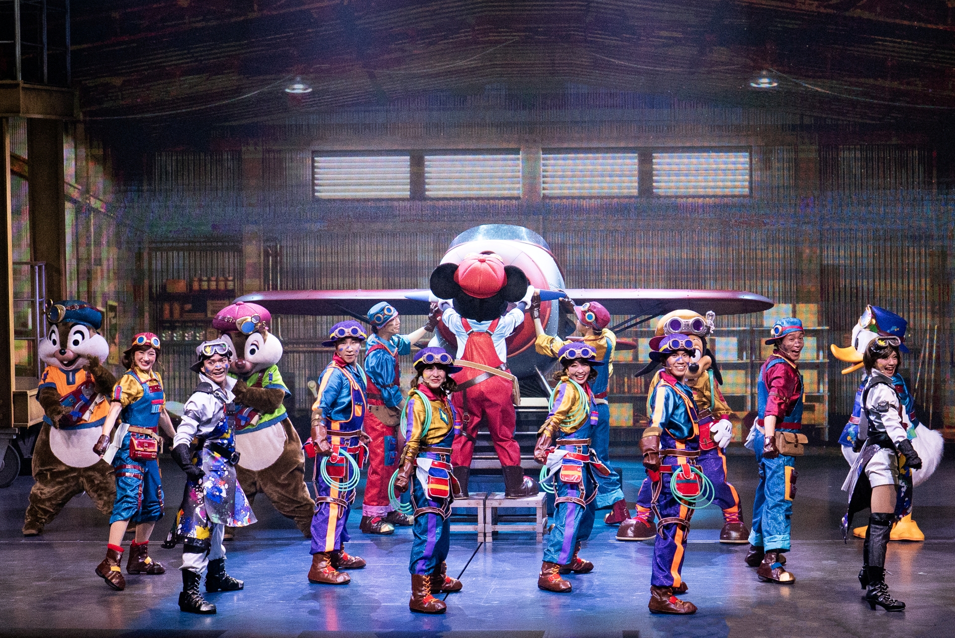 飛行機の完成を祝う格納庫スタッフたち！