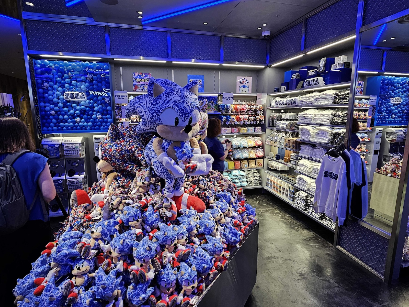 左からソニック、ジャスティン・スカルポーネ氏（セガ 常務執行役員 トランスメディア事業本部長）、内海州史氏（セガ 代表取締役 社長執行役員COO）、河村康輔氏（アーティスト/グラフィックデザイナー）、平松有吾氏（渋谷PARCO 店長）