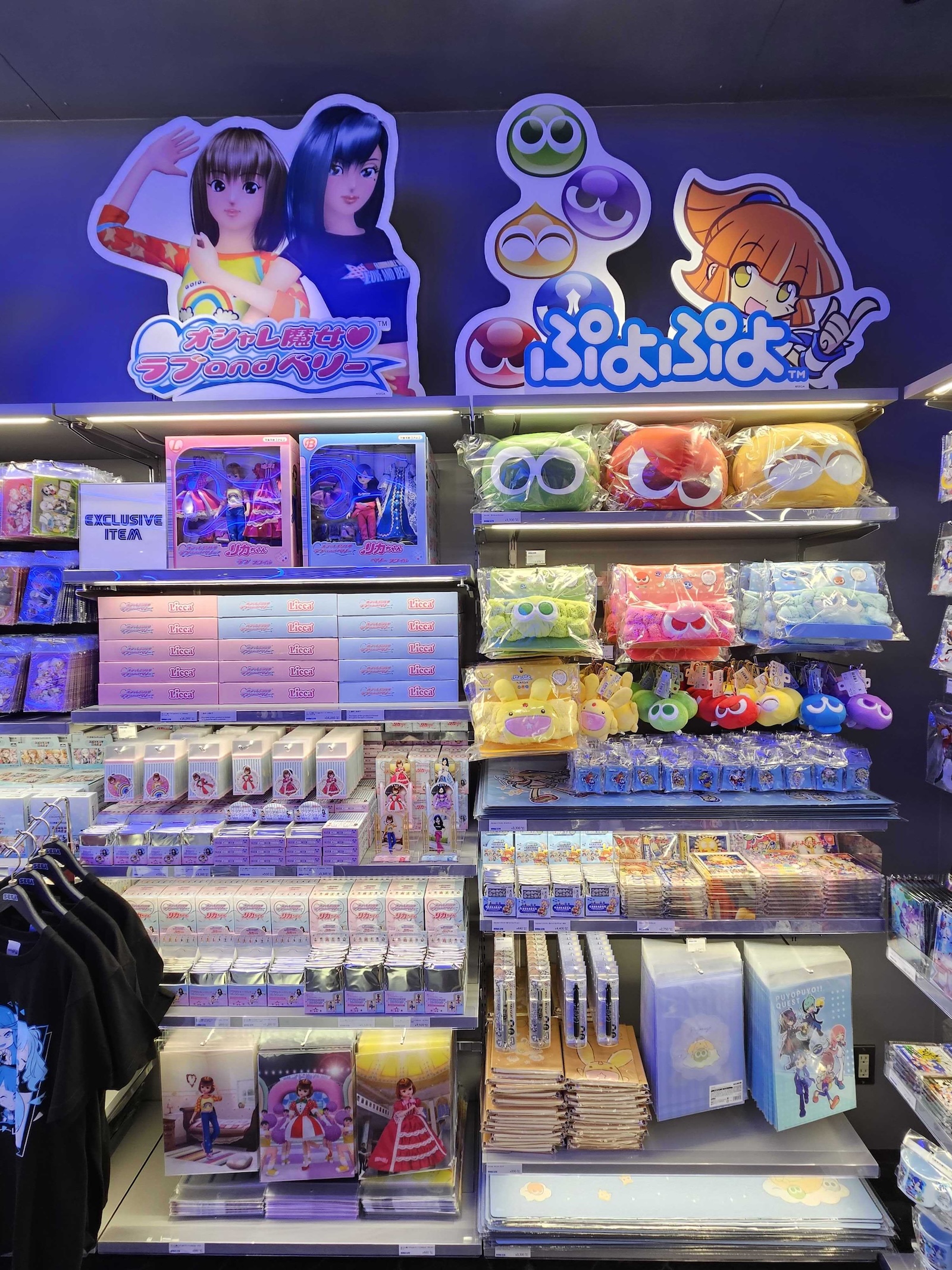 左からソニック、ジャスティン・スカルポーネ氏（セガ 常務執行役員 トランスメディア事業本部長）、内海州史氏（セガ 代表取締役 社長執行役員COO）、河村康輔氏（アーティスト/グラフィックデザイナー）、平松有吾氏（渋谷PARCO 店長）