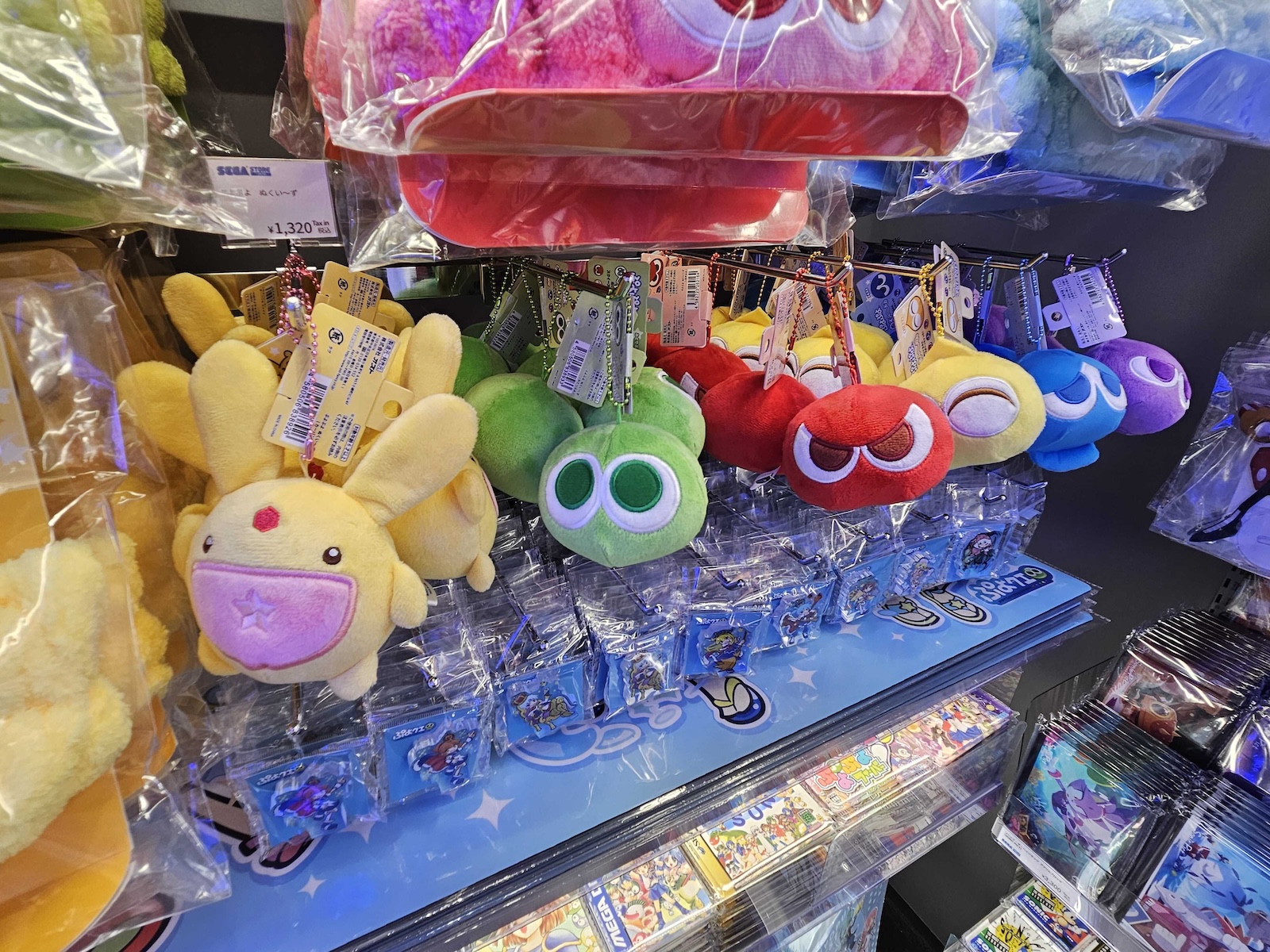 左からソニック、ジャスティン・スカルポーネ氏（セガ 常務執行役員 トランスメディア事業本部長）、内海州史氏（セガ 代表取締役 社長執行役員COO）、河村康輔氏（アーティスト/グラフィックデザイナー）、平松有吾氏（渋谷PARCO 店長）