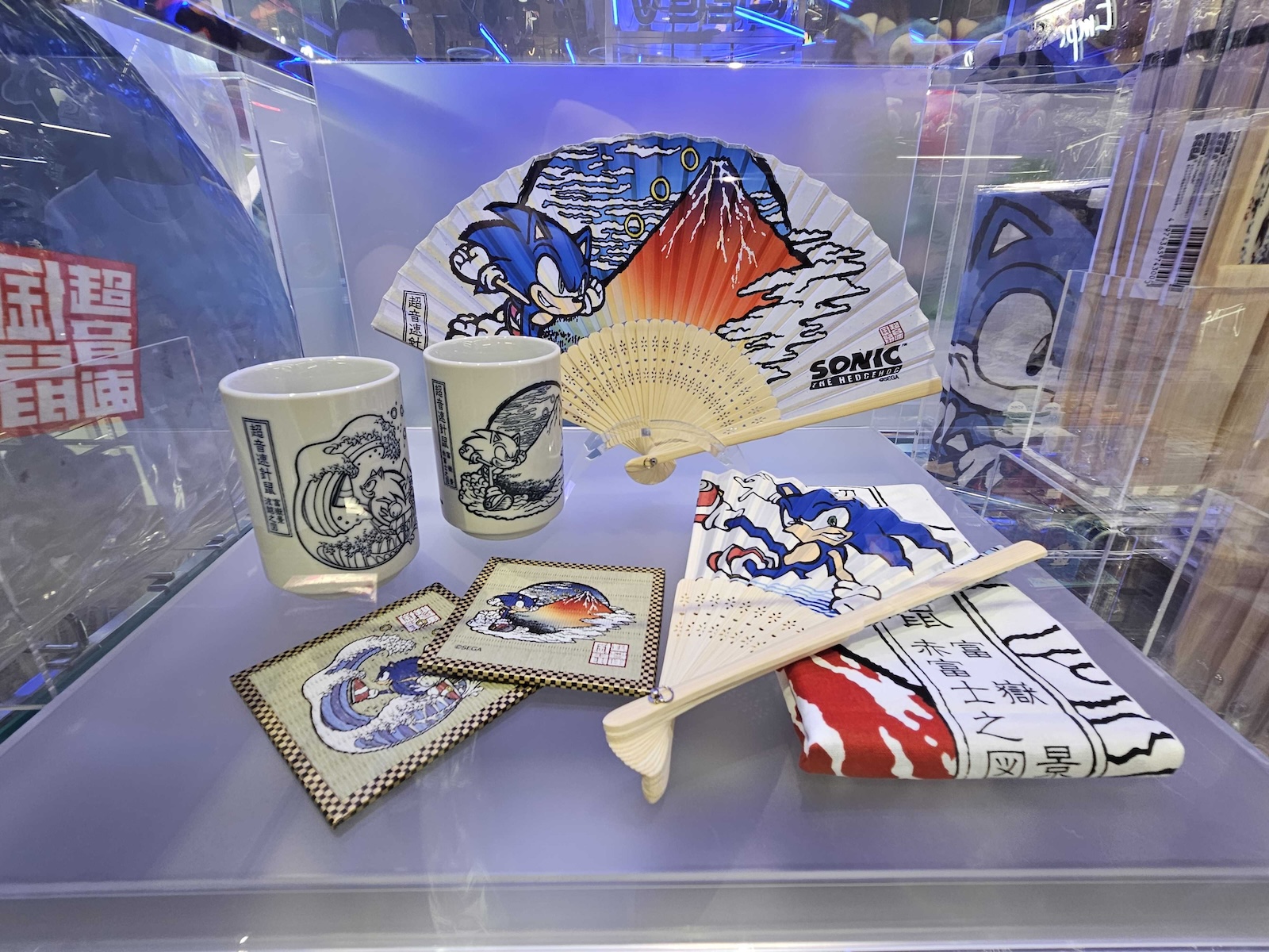 左からソニック、ジャスティン・スカルポーネ氏（セガ 常務執行役員 トランスメディア事業本部長）、内海州史氏（セガ 代表取締役 社長執行役員COO）、河村康輔氏（アーティスト/グラフィックデザイナー）、平松有吾氏（渋谷PARCO 店長）