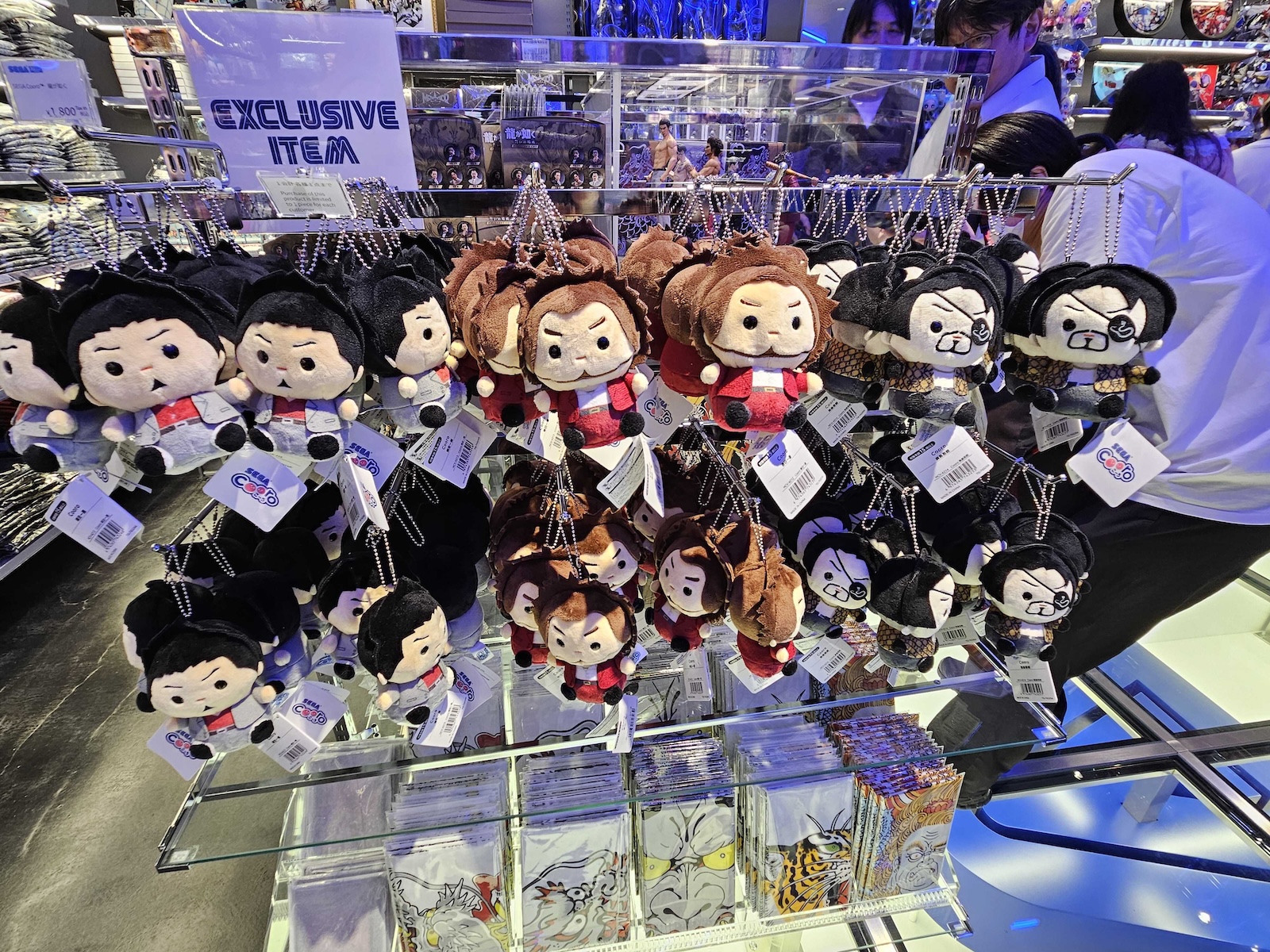 左からソニック、ジャスティン・スカルポーネ氏（セガ 常務執行役員 トランスメディア事業本部長）、内海州史氏（セガ 代表取締役 社長執行役員COO）、河村康輔氏（アーティスト/グラフィックデザイナー）、平松有吾氏（渋谷PARCO 店長）