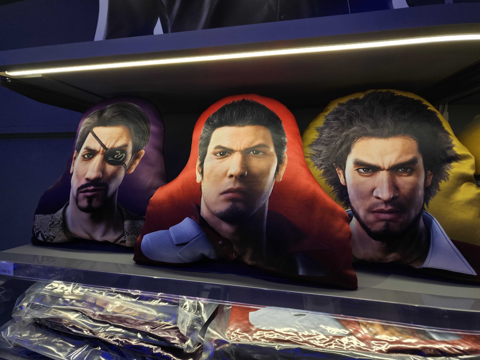 左からソニック、ジャスティン・スカルポーネ氏（セガ 常務執行役員 トランスメディア事業本部長）、内海州史氏（セガ 代表取締役 社長執行役員COO）、河村康輔氏（アーティスト/グラフィックデザイナー）、平松有吾氏（渋谷PARCO 店長）