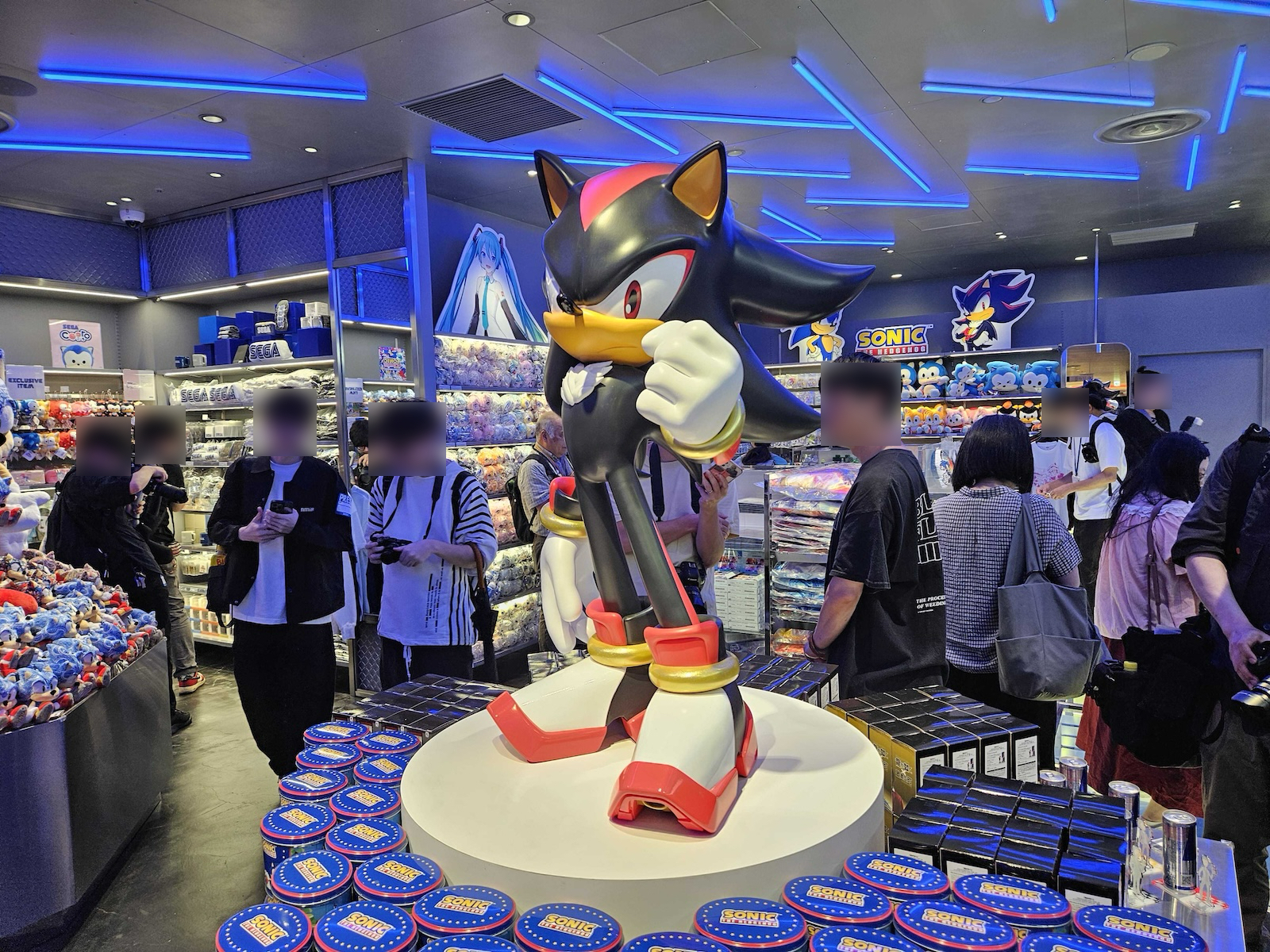 左からソニック、ジャスティン・スカルポーネ氏（セガ 常務執行役員 トランスメディア事業本部長）、内海州史氏（セガ 代表取締役 社長執行役員COO）、河村康輔氏（アーティスト/グラフィックデザイナー）、平松有吾氏（渋谷PARCO 店長）