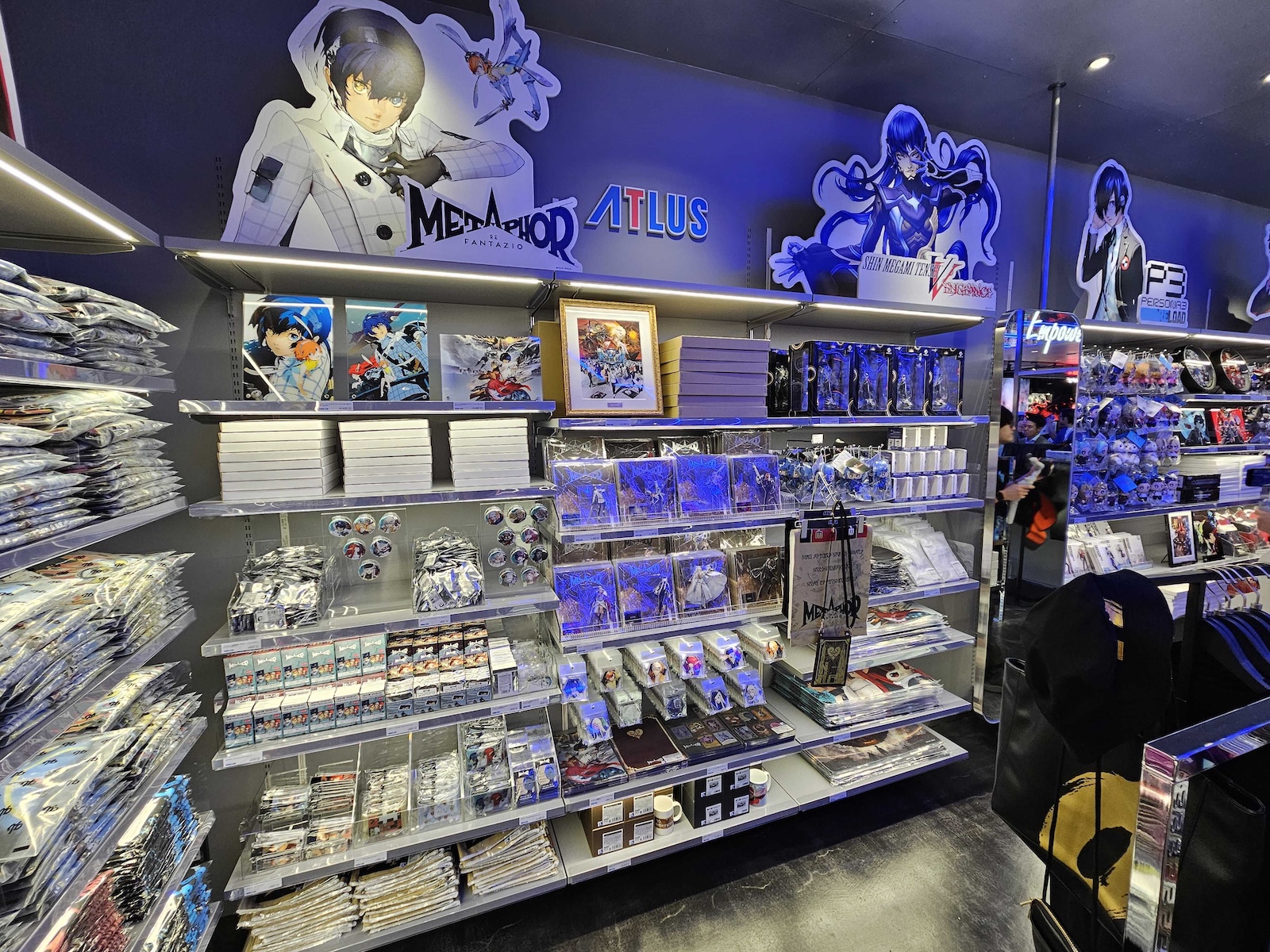 左からソニック、ジャスティン・スカルポーネ氏（セガ 常務執行役員 トランスメディア事業本部長）、内海州史氏（セガ 代表取締役 社長執行役員COO）、河村康輔氏（アーティスト/グラフィックデザイナー）、平松有吾氏（渋谷PARCO 店長）