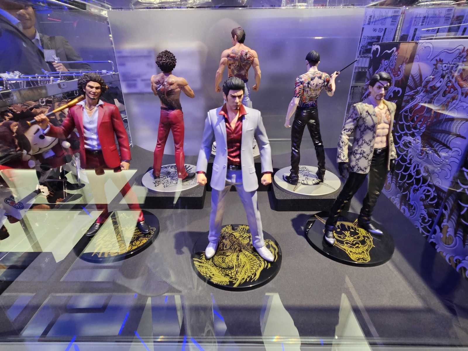 左からソニック、ジャスティン・スカルポーネ氏（セガ 常務執行役員 トランスメディア事業本部長）、内海州史氏（セガ 代表取締役 社長執行役員COO）、河村康輔氏（アーティスト/グラフィックデザイナー）、平松有吾氏（渋谷PARCO 店長）