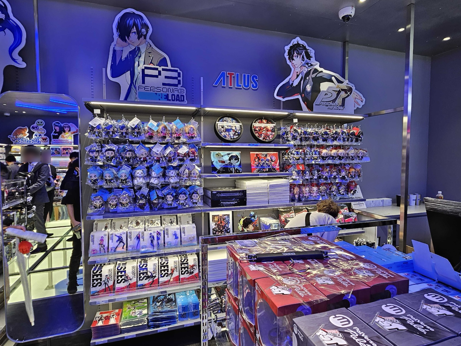 左からソニック、ジャスティン・スカルポーネ氏（セガ 常務執行役員 トランスメディア事業本部長）、内海州史氏（セガ 代表取締役 社長執行役員COO）、河村康輔氏（アーティスト/グラフィックデザイナー）、平松有吾氏（渋谷PARCO 店長）