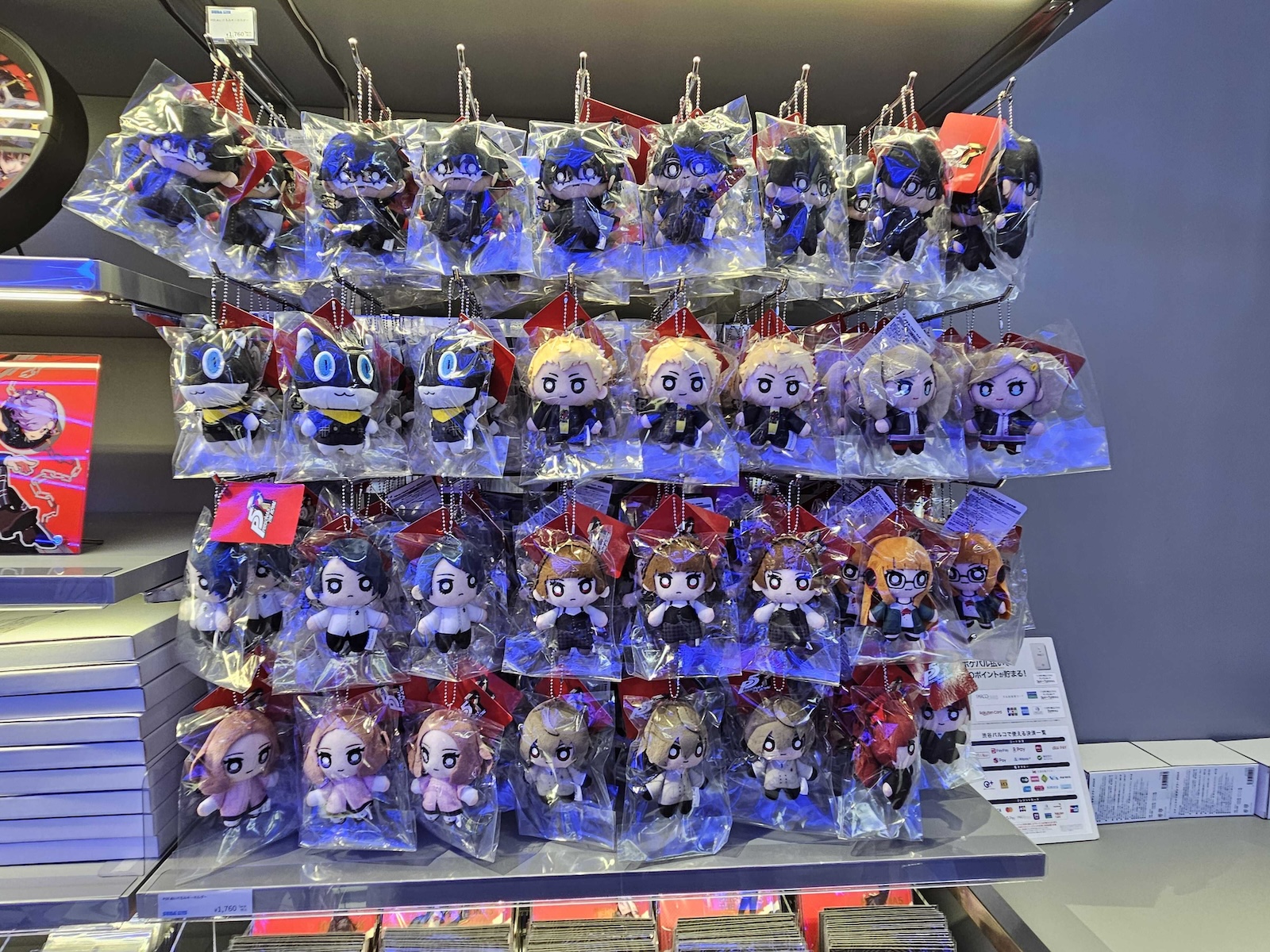 左からソニック、ジャスティン・スカルポーネ氏（セガ 常務執行役員 トランスメディア事業本部長）、内海州史氏（セガ 代表取締役 社長執行役員COO）、河村康輔氏（アーティスト/グラフィックデザイナー）、平松有吾氏（渋谷PARCO 店長）